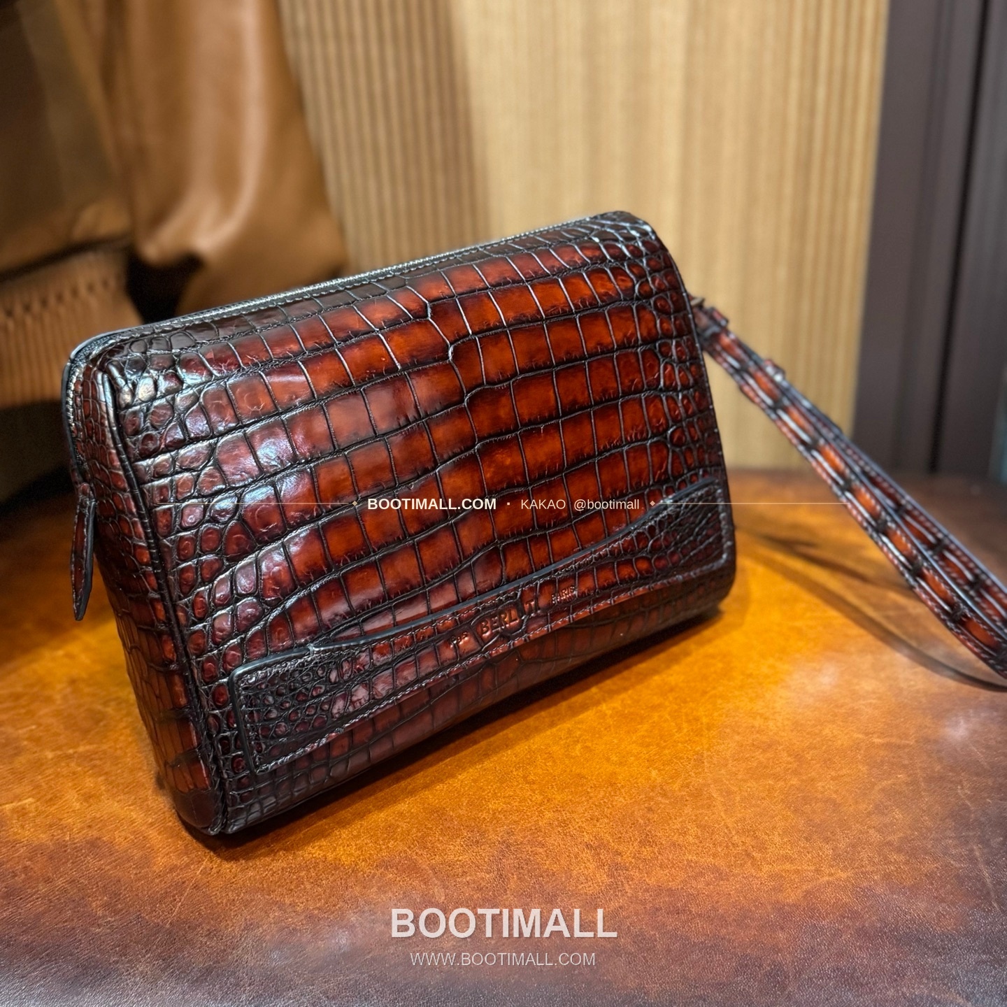 벨루티 나일 크로커다일 스크리토 핸드다이 그랜드 주르 클러치 Berluti Nile Crocodile Scritto Hand-Dyed Grand Jour Clutch 6523101400 3