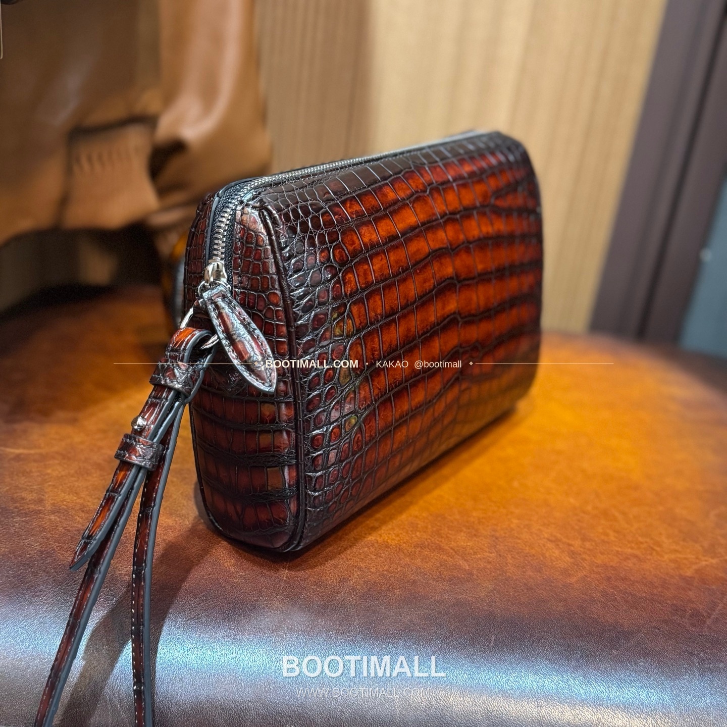 벨루티 나일 크로커다일 스크리토 핸드다이 그랜드 주르 클러치 Berluti Nile Crocodile Scritto Hand-Dyed Grand Jour Clutch 6523101400 4