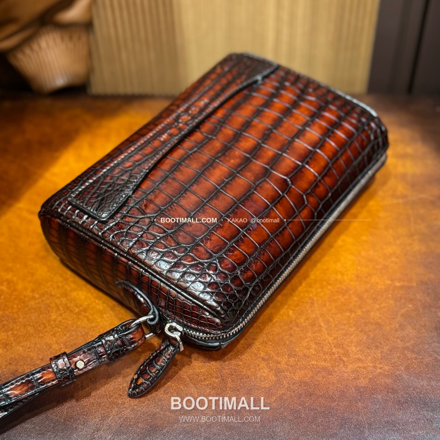 벨루티 나일 크로커다일 스크리토 핸드다이 그랜드 주르 클러치 Berluti Nile Crocodile Scritto Hand-Dyed Grand Jour Clutch 6523101400 6