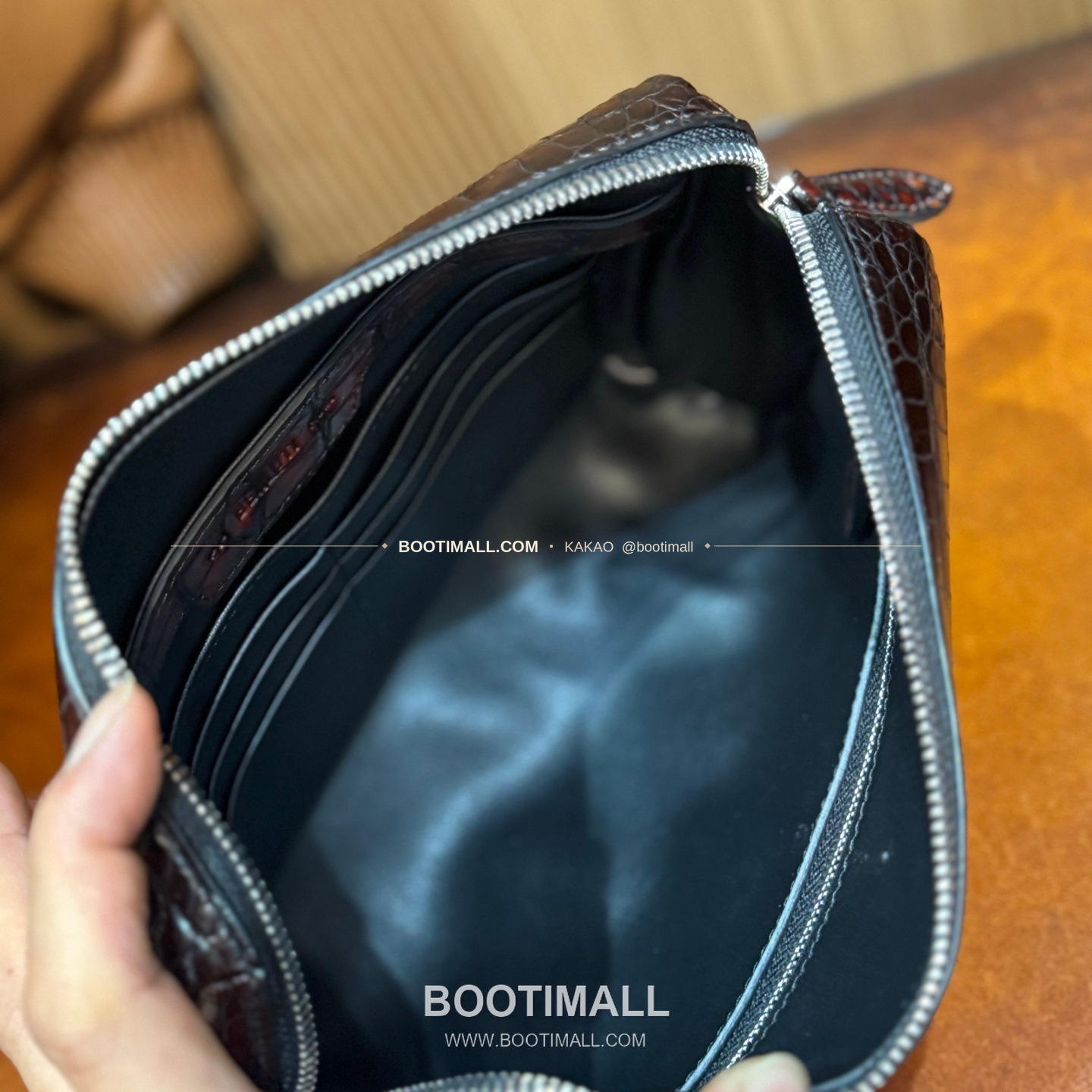 벨루티 나일 크로커다일 스크리토 핸드다이 그랜드 주르 클러치 Berluti Nile Crocodile Scritto Hand-Dyed Grand Jour Clutch 6523101400 9