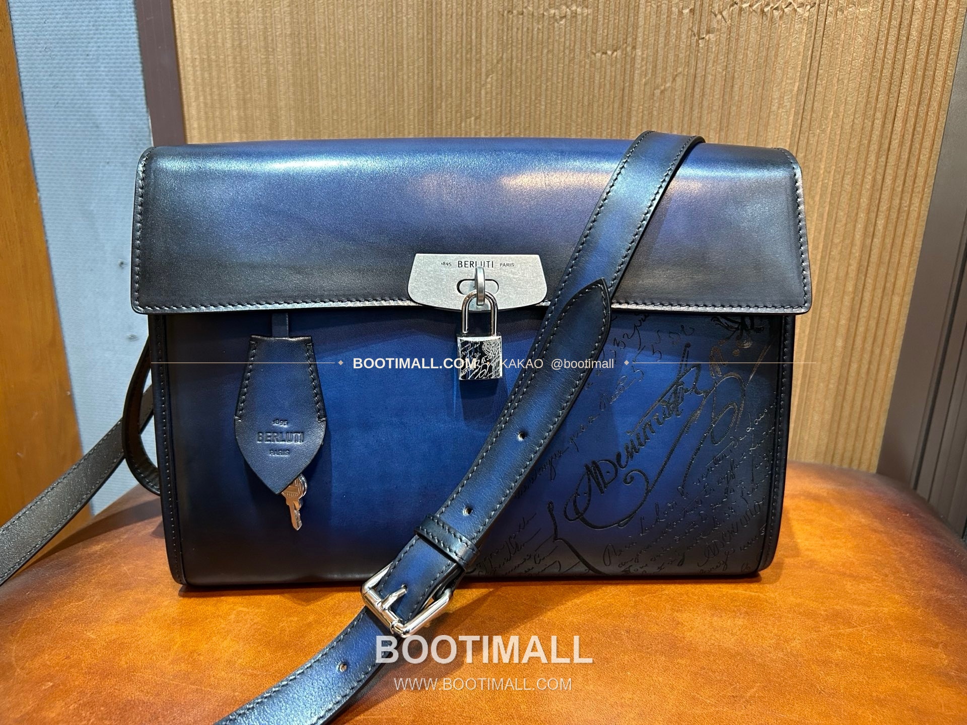 벨루티 베네치아 스크리토 파티나 E'Mio 스와이프 크로스바디백 Berluti Venezia Scritto Patina E'Mio Swipe Crossbody Bag 31cm 1