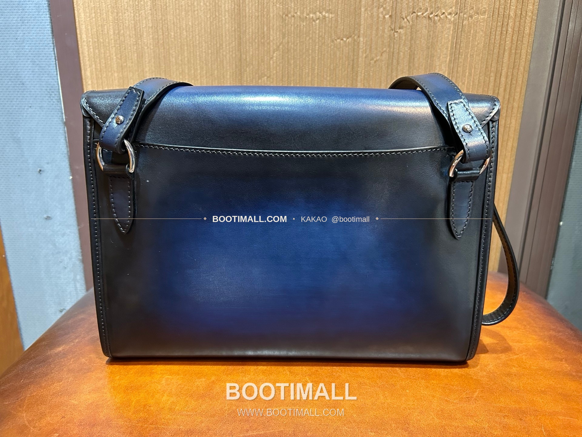 벨루티 베네치아 스크리토 파티나 E'Mio 스와이프 크로스바디백 Berluti Venezia Scritto Patina E'Mio Swipe Crossbody Bag 31cm 2