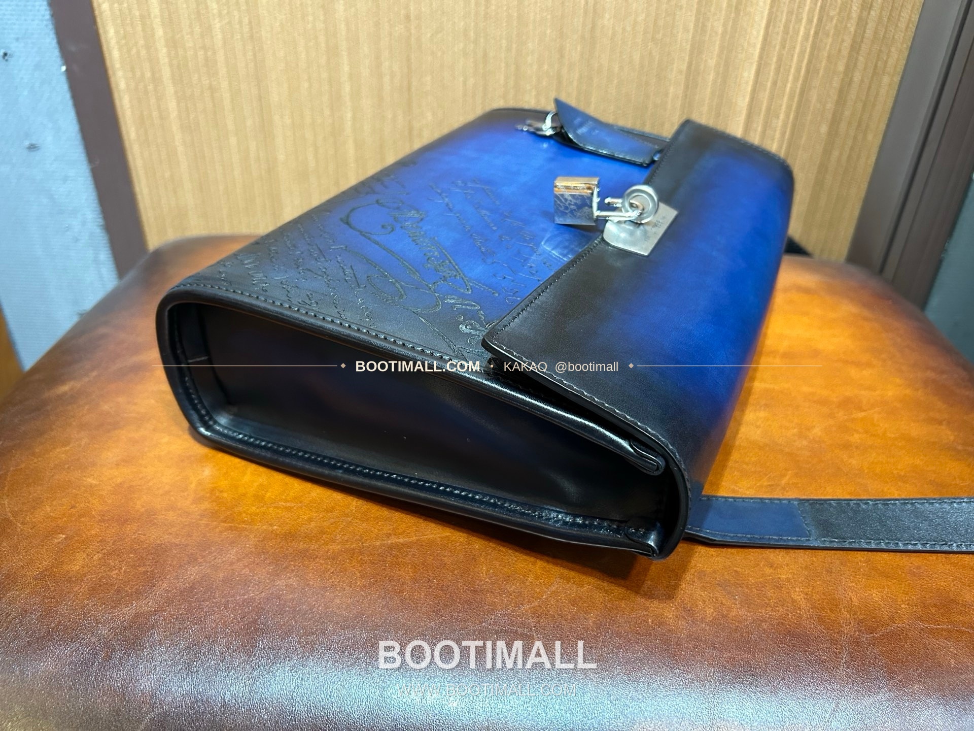 벨루티 베네치아 스크리토 파티나 E'Mio 스와이프 크로스바디백 Berluti Venezia Scritto Patina E'Mio Swipe Crossbody Bag 31cm 3