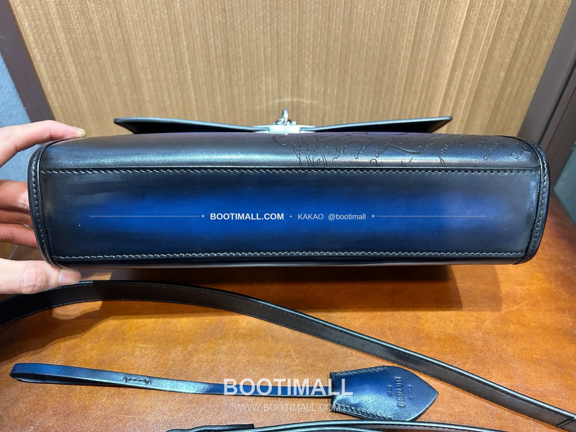 벨루티 베네치아 스크리토 파티나 E'Mio 스와이프 크로스바디백 Berluti Venezia Scritto Patina E'Mio Swipe Crossbody Bag 31cm 5