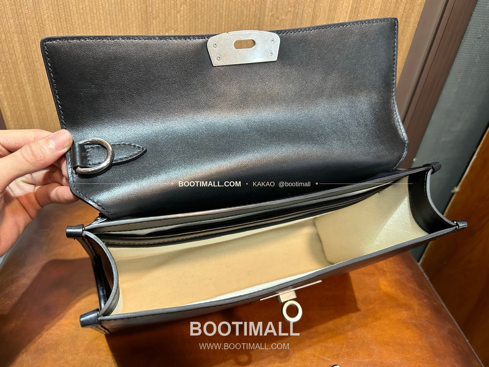 벨루티 베네치아 스크리토 파티나 E'Mio 스와이프 크로스바디백 Berluti Venezia Scritto Patina E'Mio Swipe Crossbody Bag 31cm 6