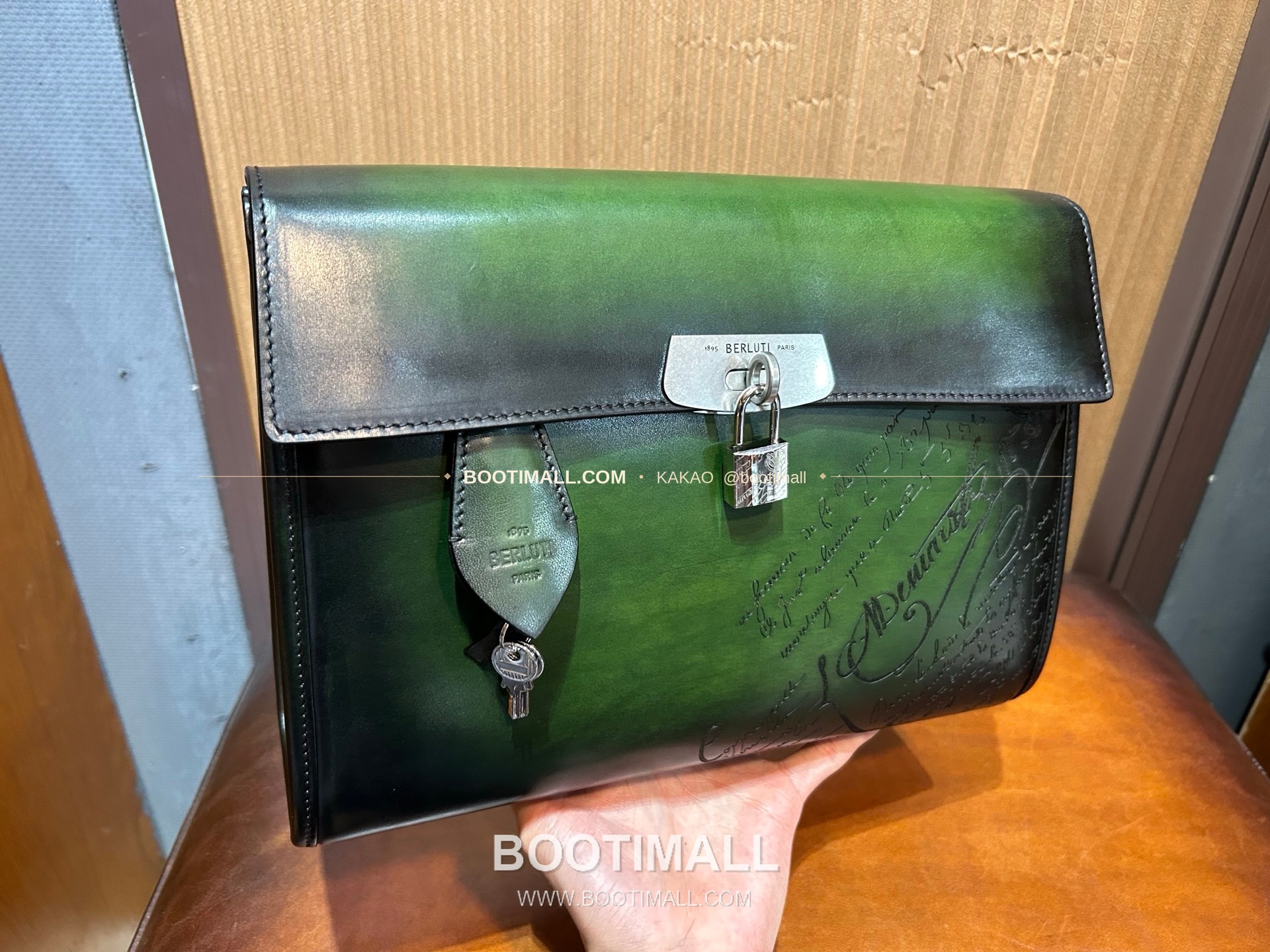 벨루티 베네치아 스크리토 파티나 E'Mio 스와이프 크로스바디백 Berluti Venezia Scritto Patina E'Mio Swipe Crossbody Bag 31cm 1