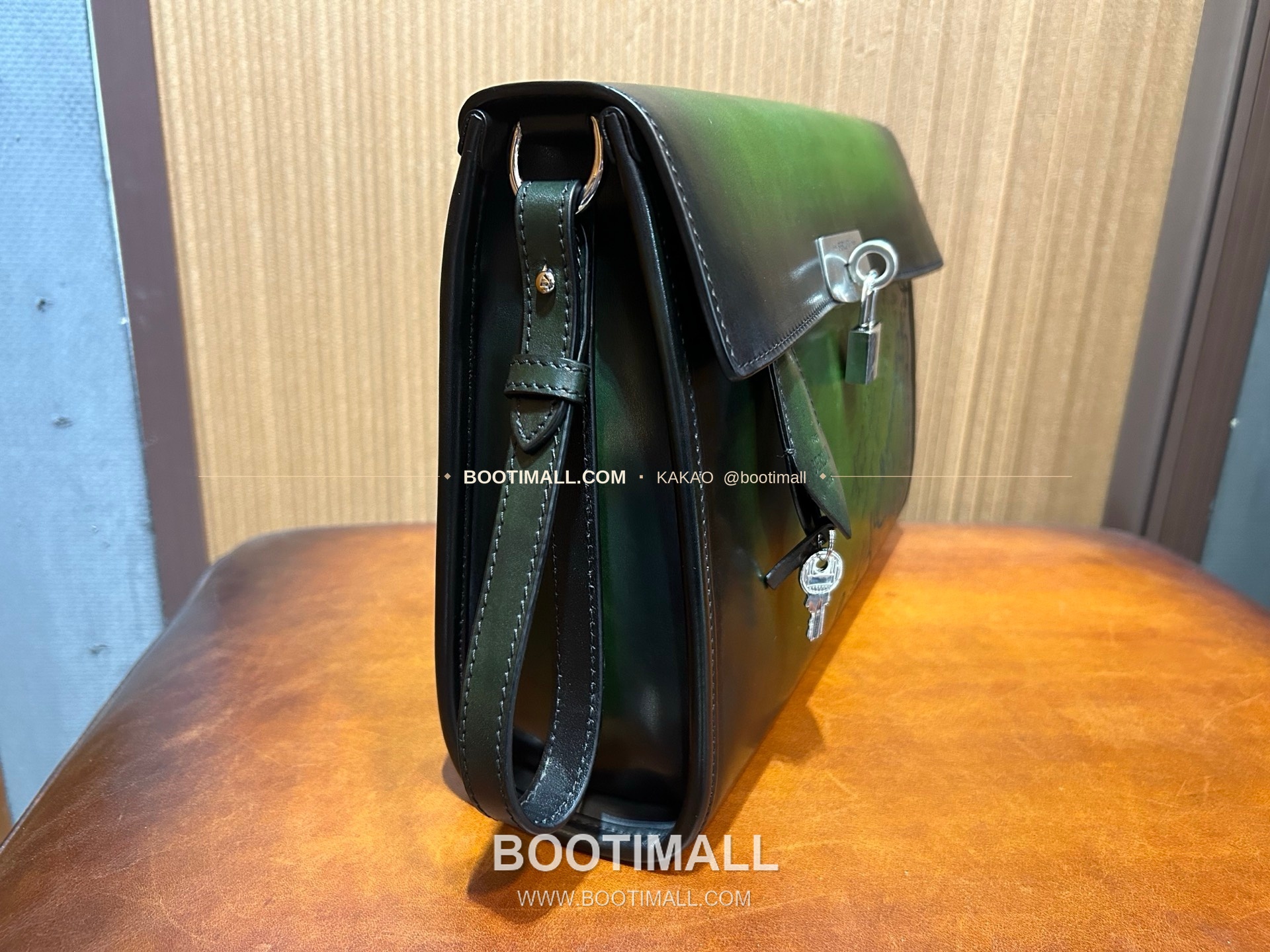 벨루티 베네치아 스크리토 파티나 E'Mio 스와이프 크로스바디백 Berluti Venezia Scritto Patina E'Mio Swipe Crossbody Bag 31cm 2