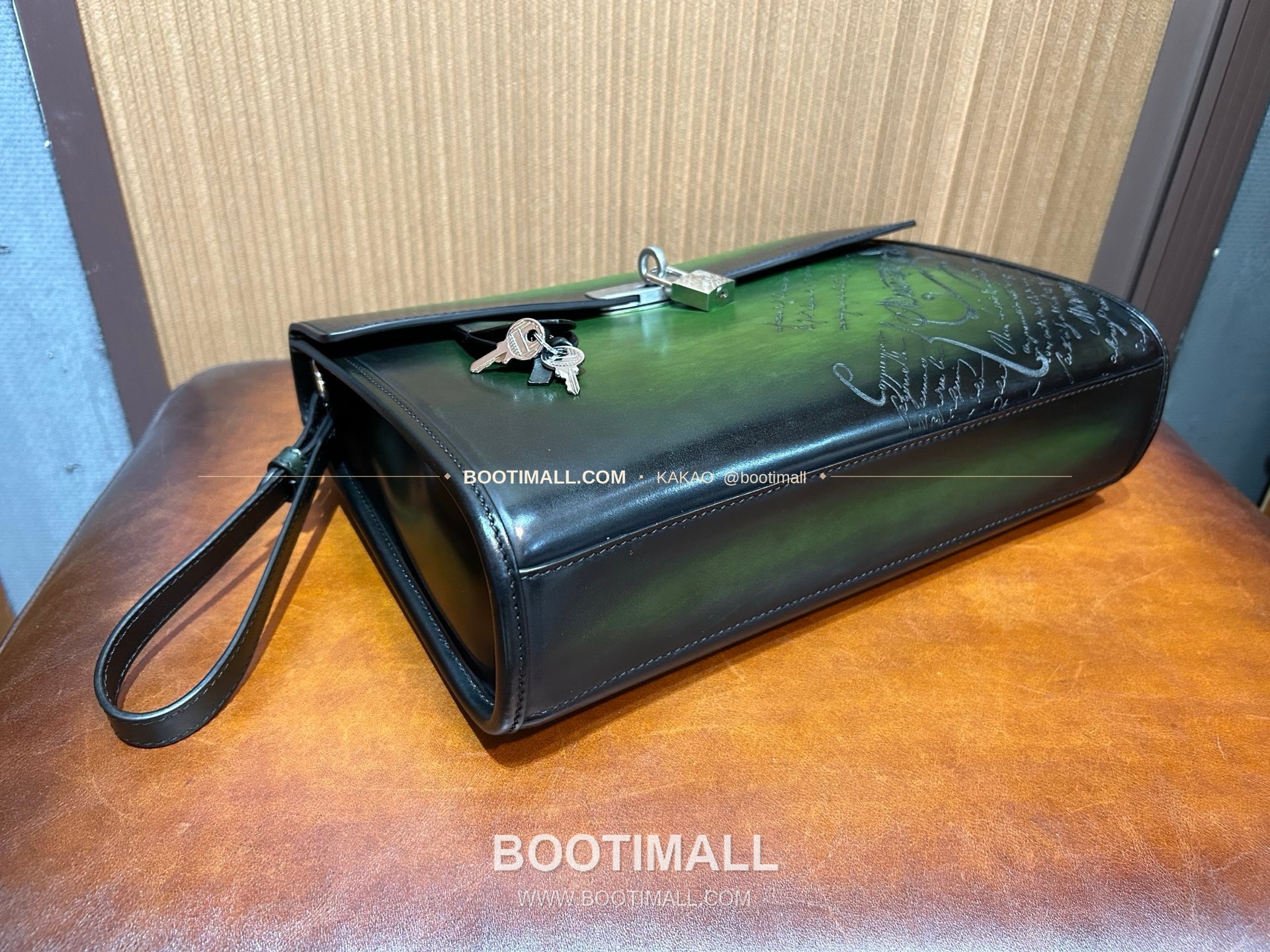 벨루티 베네치아 스크리토 파티나 E'Mio 스와이프 크로스바디백 Berluti Venezia Scritto Patina E'Mio Swipe Crossbody Bag 31cm 3