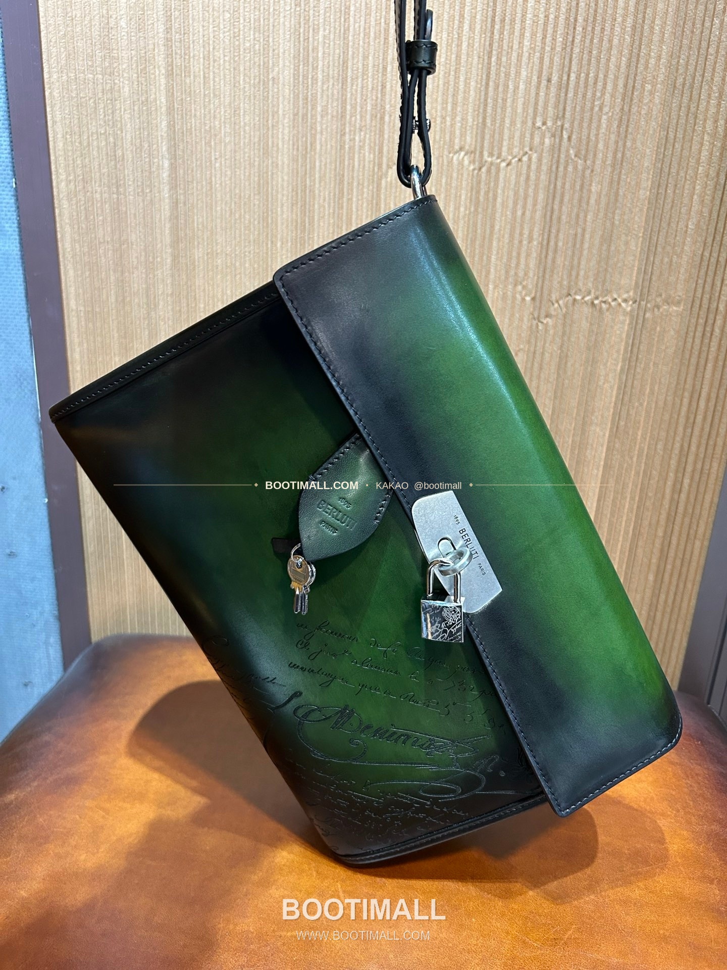 벨루티 베네치아 스크리토 파티나 E'Mio 스와이프 크로스바디백 Berluti Venezia Scritto Patina E'Mio Swipe Crossbody Bag 31cm 4