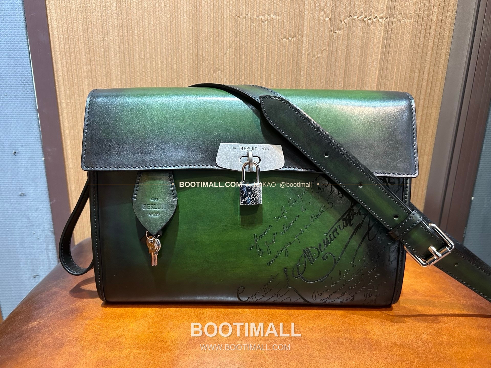 벨루티 베네치아 스크리토 파티나 E'Mio 스와이프 크로스바디백 Berluti Venezia Scritto Patina E'Mio Swipe Crossbody Bag 31cm 5