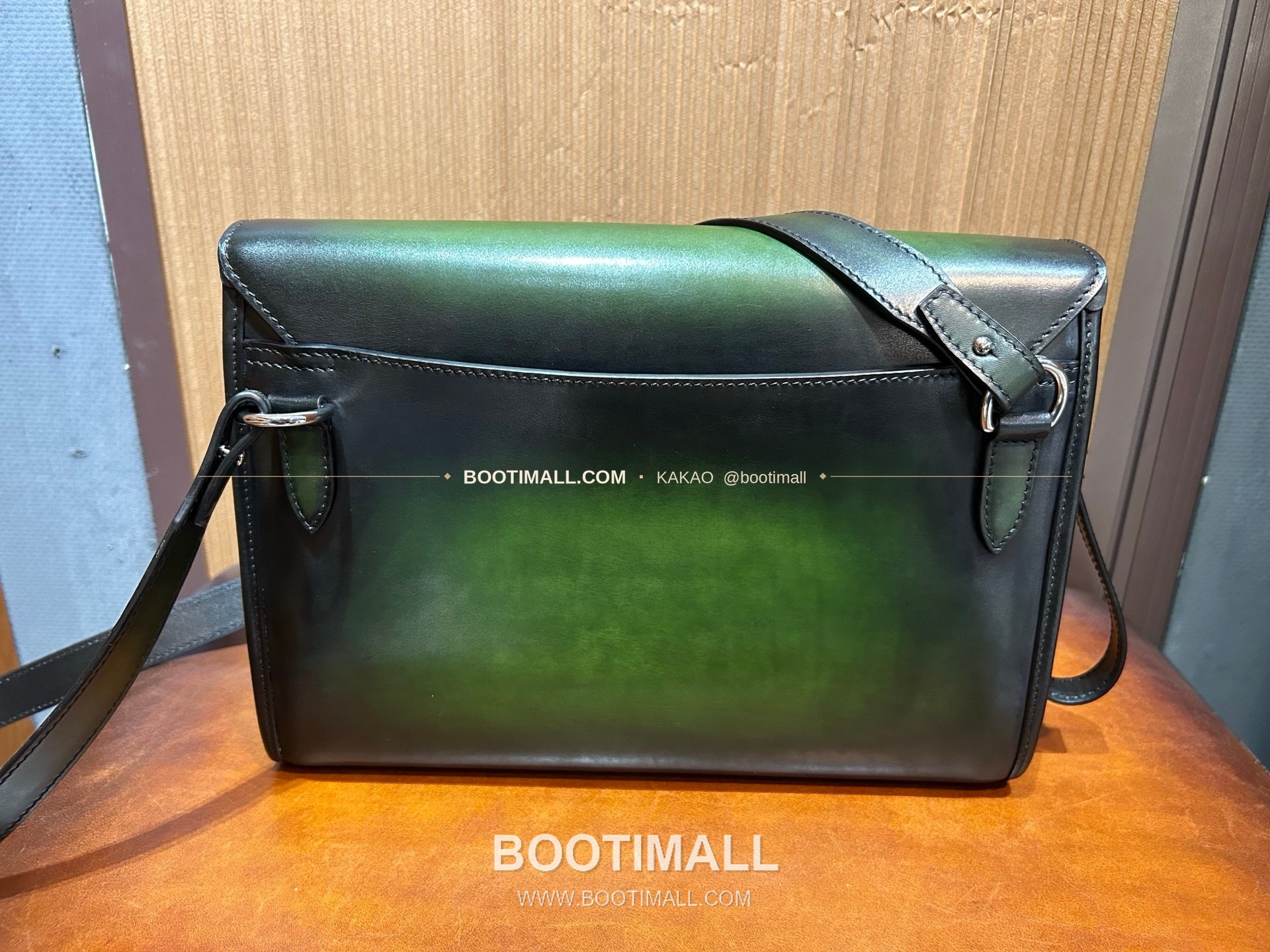 벨루티 베네치아 스크리토 파티나 E'Mio 스와이프 크로스바디백 Berluti Venezia Scritto Patina E'Mio Swipe Crossbody Bag 31cm 6