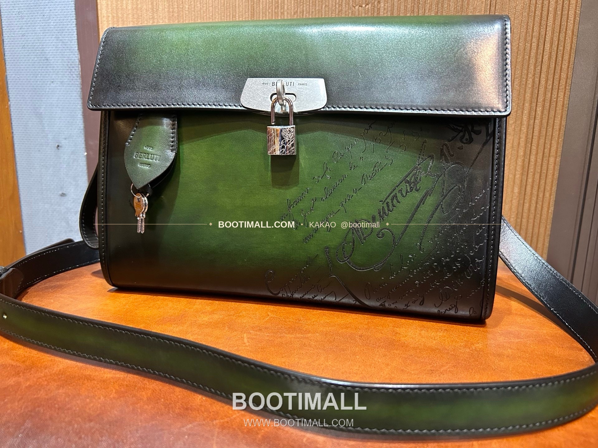 벨루티 베네치아 스크리토 파티나 E'Mio 스와이프 크로스바디백 Berluti Venezia Scritto Patina E'Mio Swipe Crossbody Bag 31cm 7