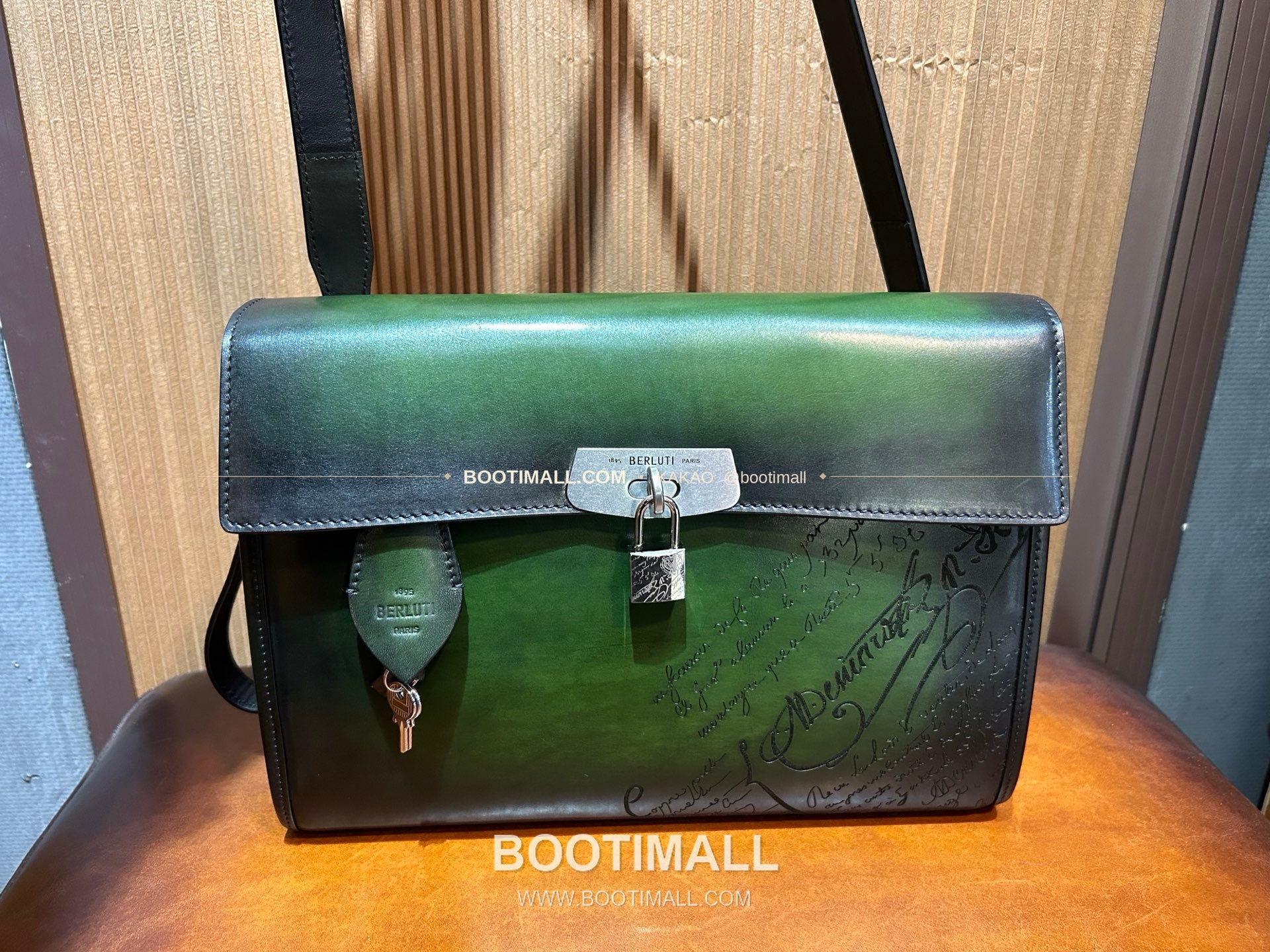 벨루티 베네치아 스크리토 파티나 E'Mio 스와이프 크로스바디백 Berluti Venezia Scritto Patina E'Mio Swipe Crossbody Bag 31cm 8