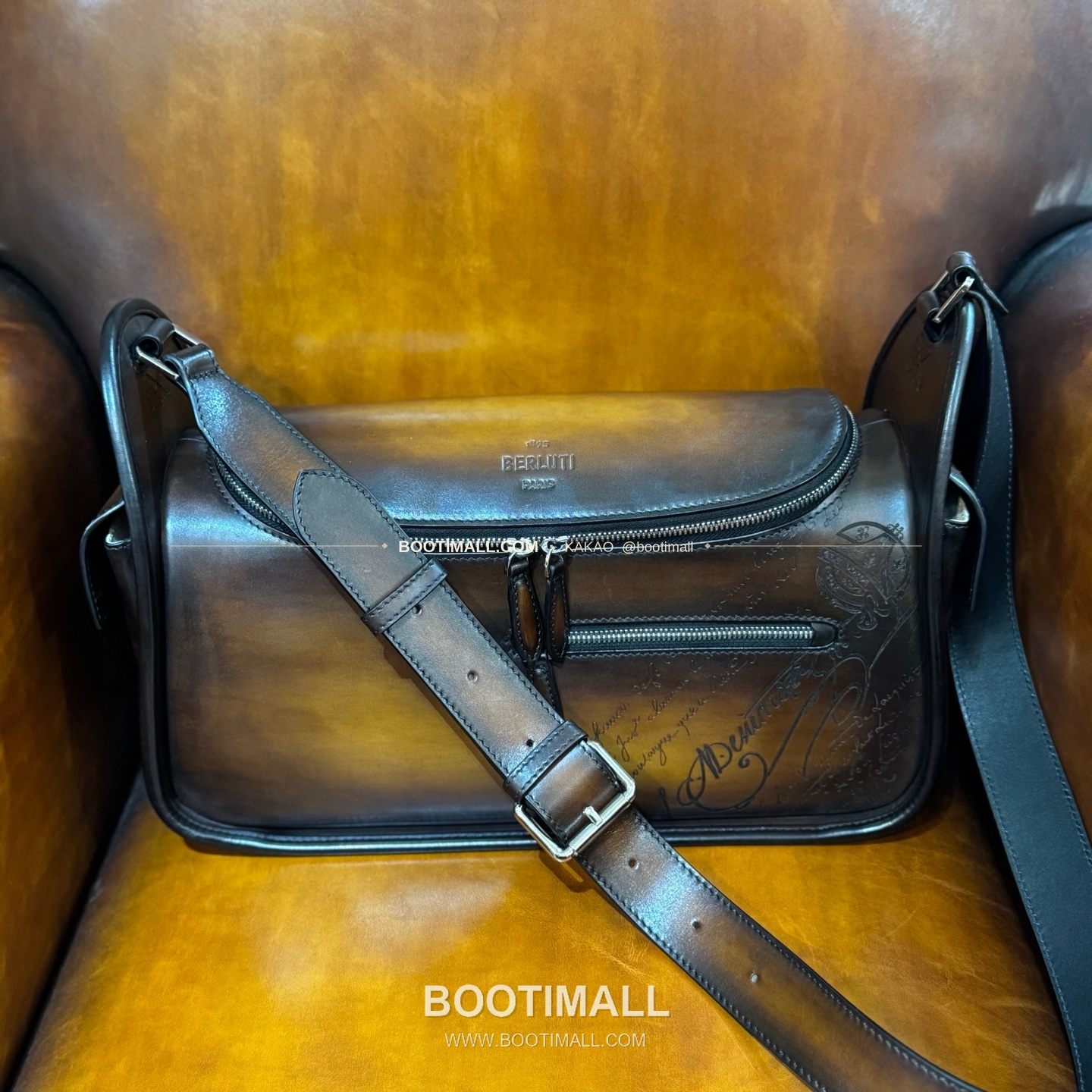 벨루티 배럴백 스크리토 캔버스 레더 화이트 메신저백 Berluti Barrel Bag Scritto Canvas Leather White Messenger Bag 37cm 1