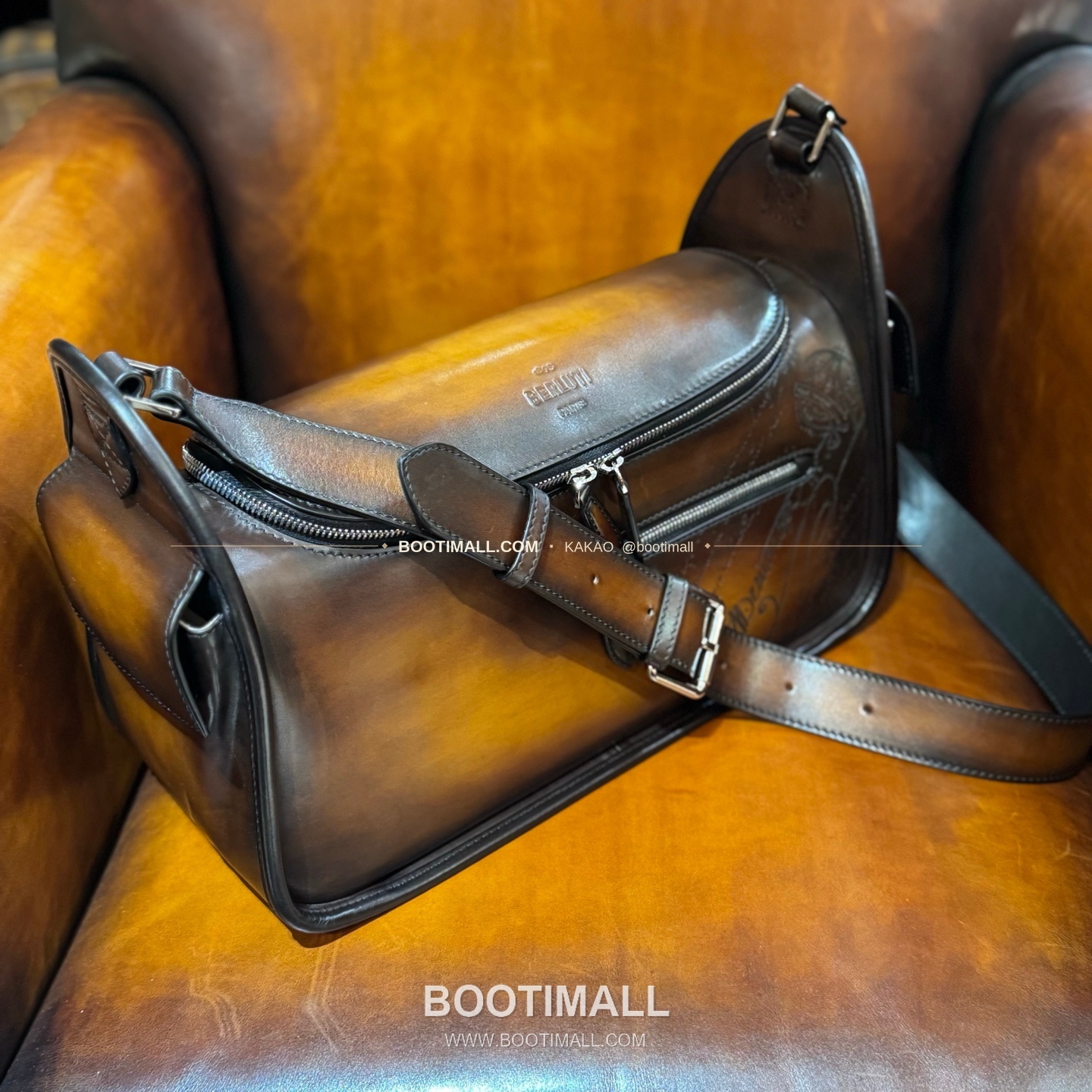 벨루티 배럴백 스크리토 캔버스 레더 화이트 메신저백 Berluti Barrel Bag Scritto Canvas Leather White Messenger Bag 37cm 2