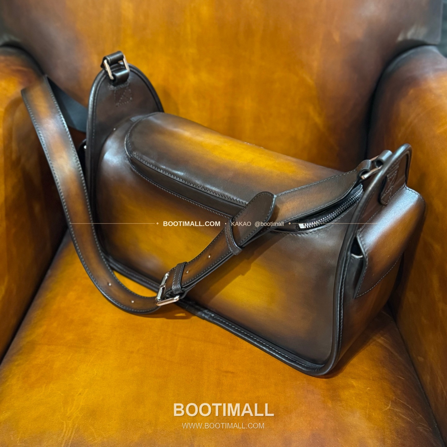 벨루티 배럴백 스크리토 캔버스 레더 화이트 메신저백 Berluti Barrel Bag Scritto Canvas Leather White Messenger Bag 37cm 4