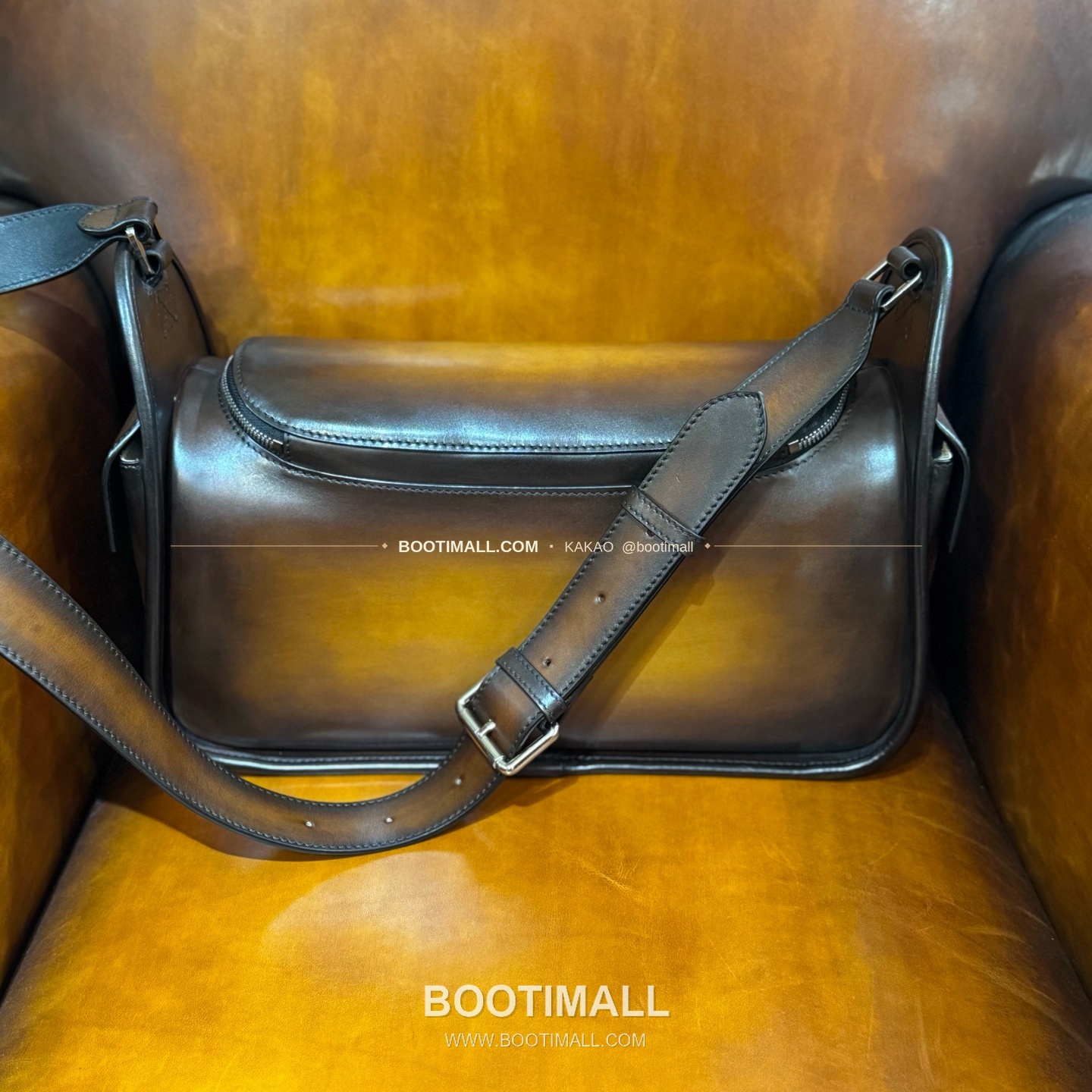 벨루티 배럴백 스크리토 캔버스 레더 화이트 메신저백 Berluti Barrel Bag Scritto Canvas Leather White Messenger Bag 37cm 5