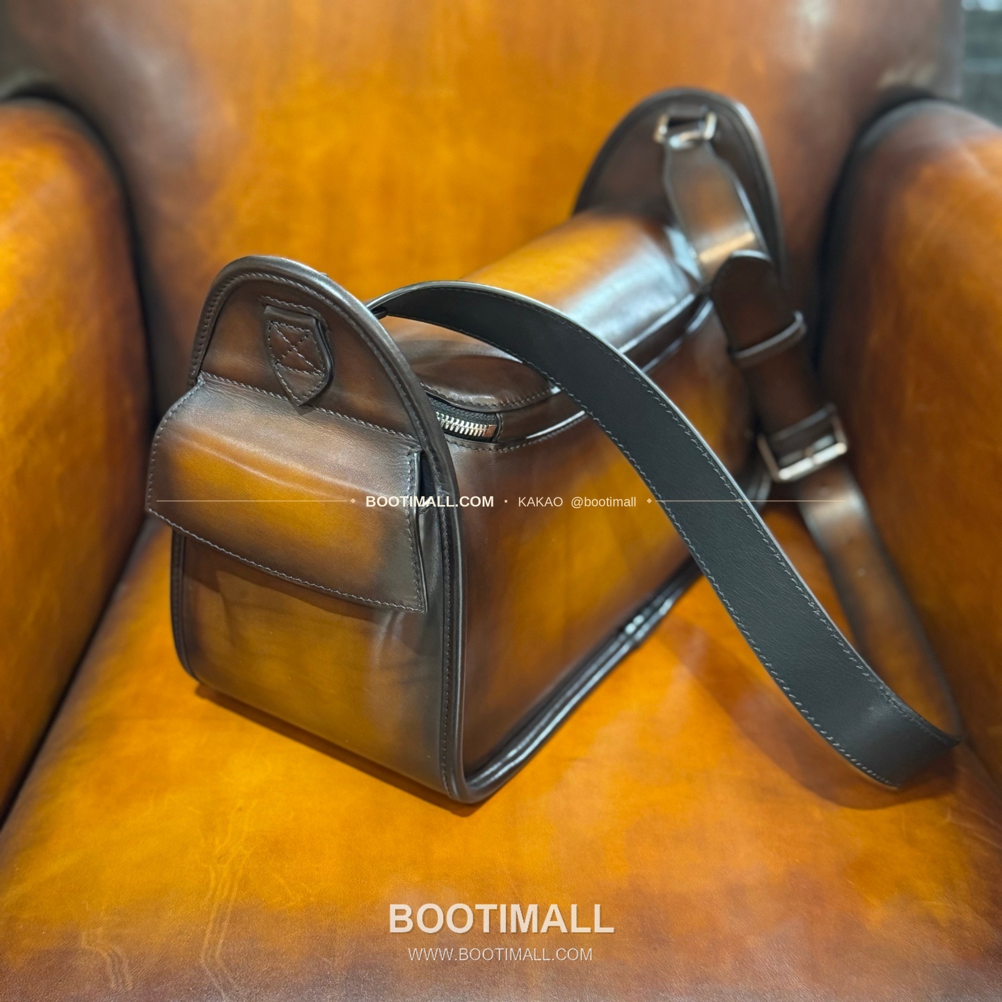 벨루티 배럴백 스크리토 캔버스 레더 화이트 메신저백 Berluti Barrel Bag Scritto Canvas Leather White Messenger Bag 37cm 6