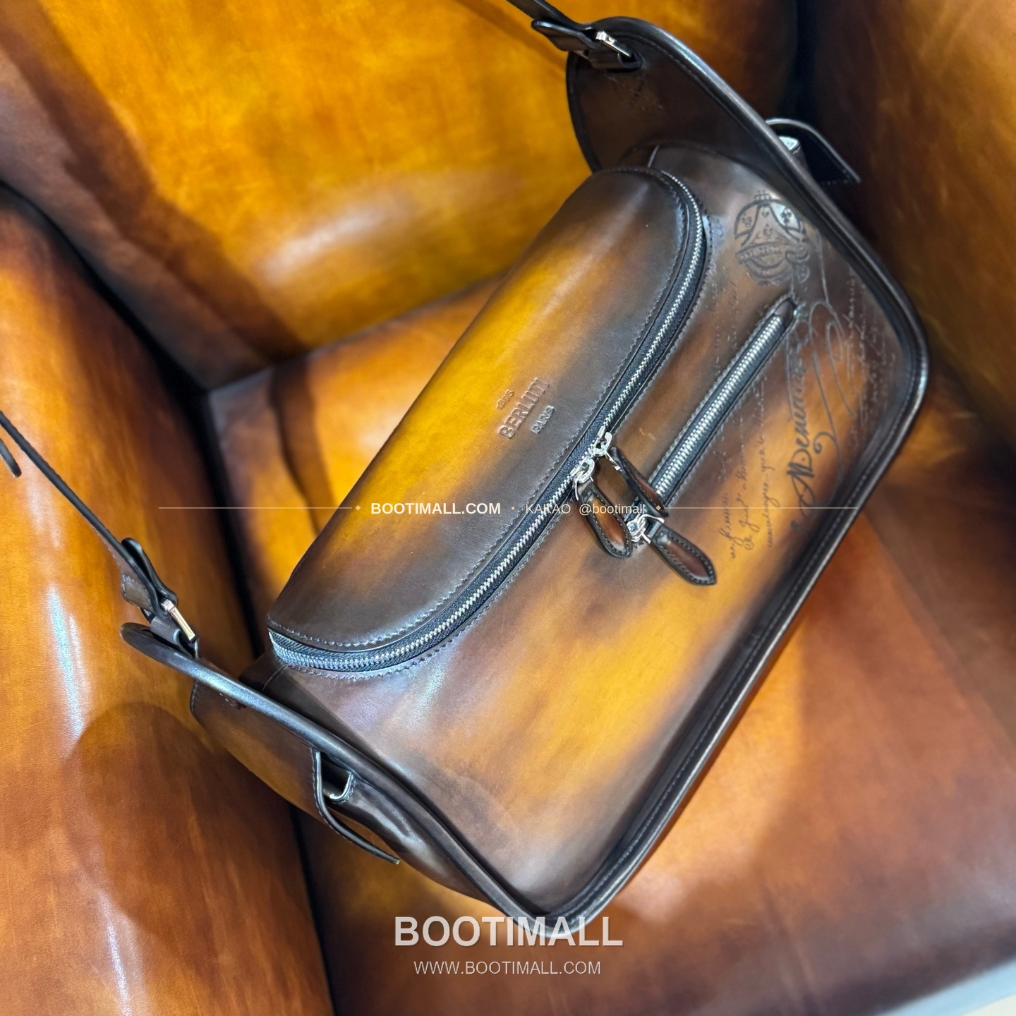 벨루티 배럴백 스크리토 캔버스 레더 화이트 메신저백 Berluti Barrel Bag Scritto Canvas Leather White Messenger Bag 37cm 7