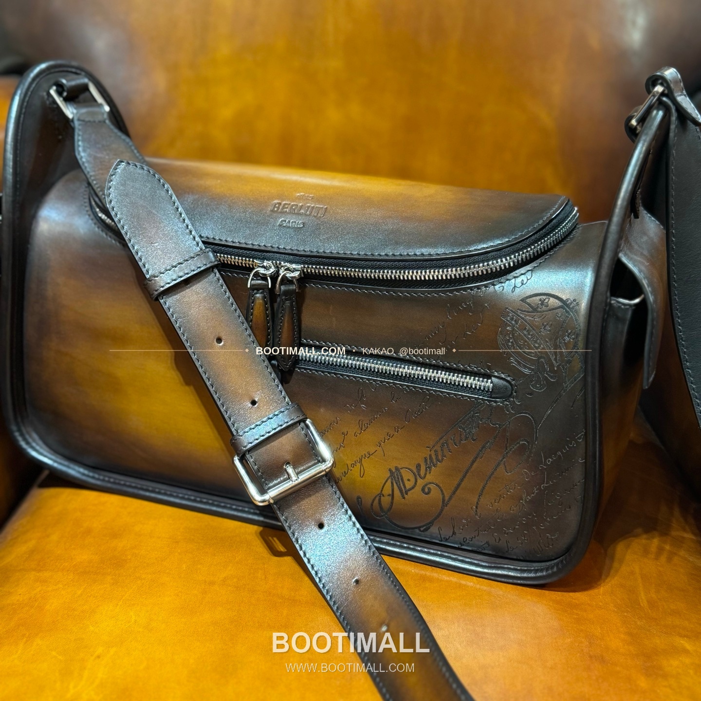 벨루티 배럴백 스크리토 캔버스 레더 화이트 메신저백 Berluti Barrel Bag Scritto Canvas Leather White Messenger Bag 37cm 8