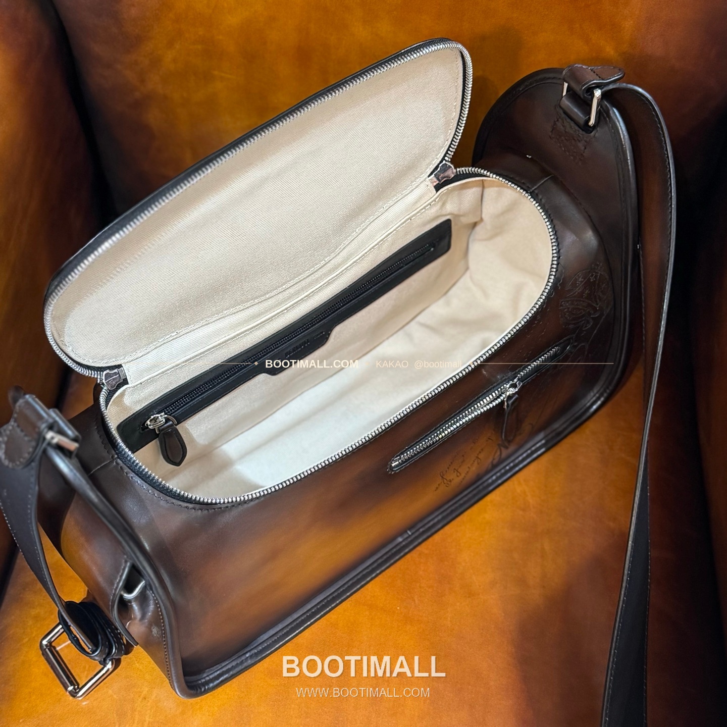 벨루티 배럴백 스크리토 캔버스 레더 화이트 메신저백 Berluti Barrel Bag Scritto Canvas Leather White Messenger Bag 37cm 9