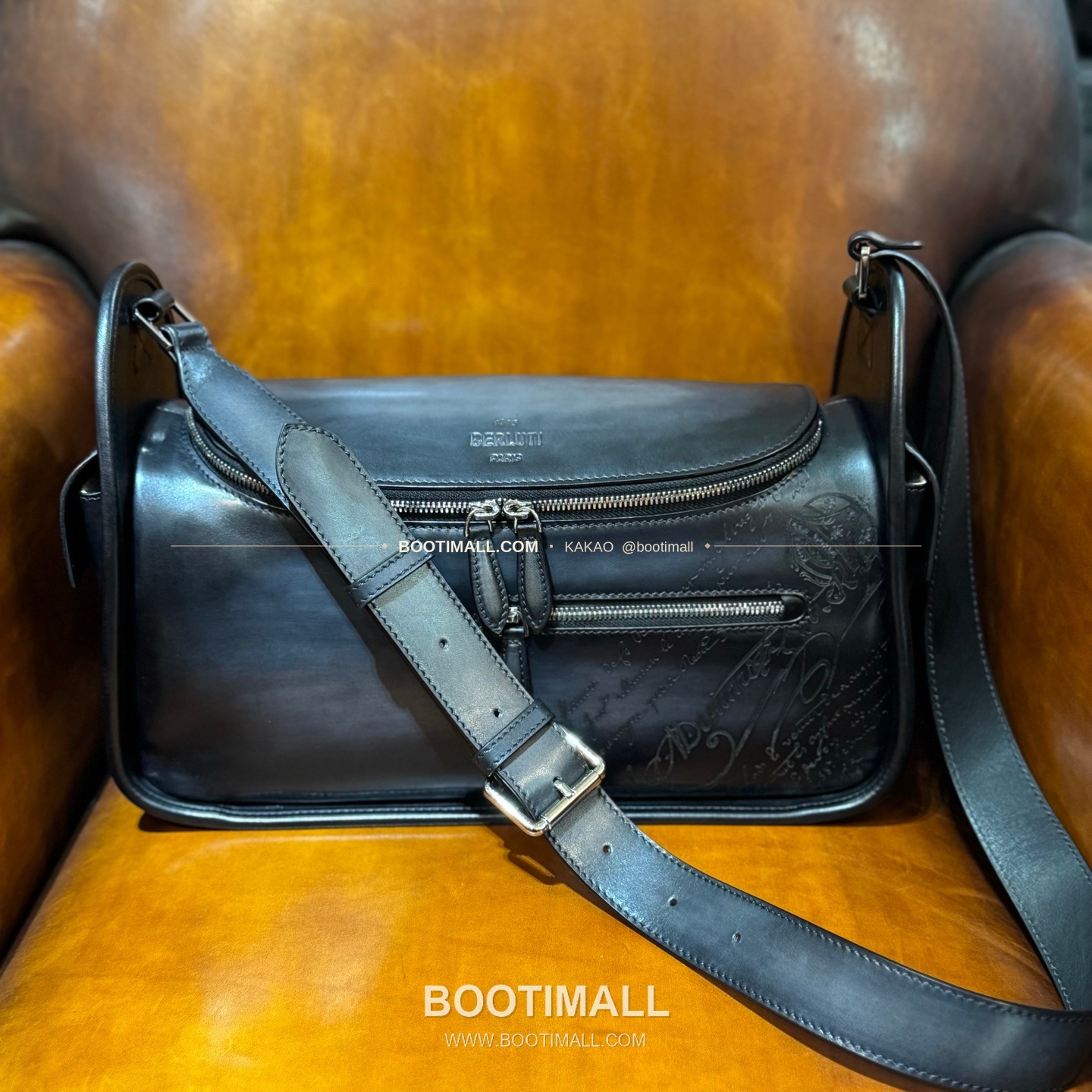 벨루티 배럴백 스크리토 캔버스 레더 화이트 메신저백 Berluti Barrel Bag Scritto Canvas Leather White Messenger Bag 37cm 1