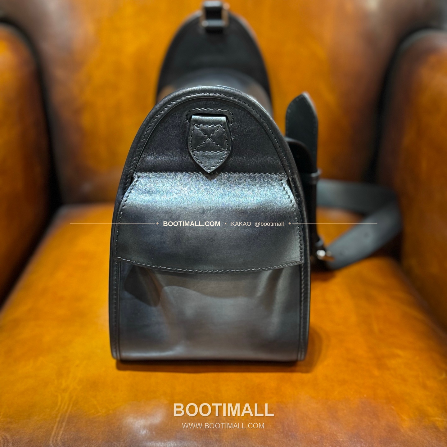 벨루티 배럴백 스크리토 캔버스 레더 화이트 메신저백 Berluti Barrel Bag Scritto Canvas Leather White Messenger Bag 37cm 3