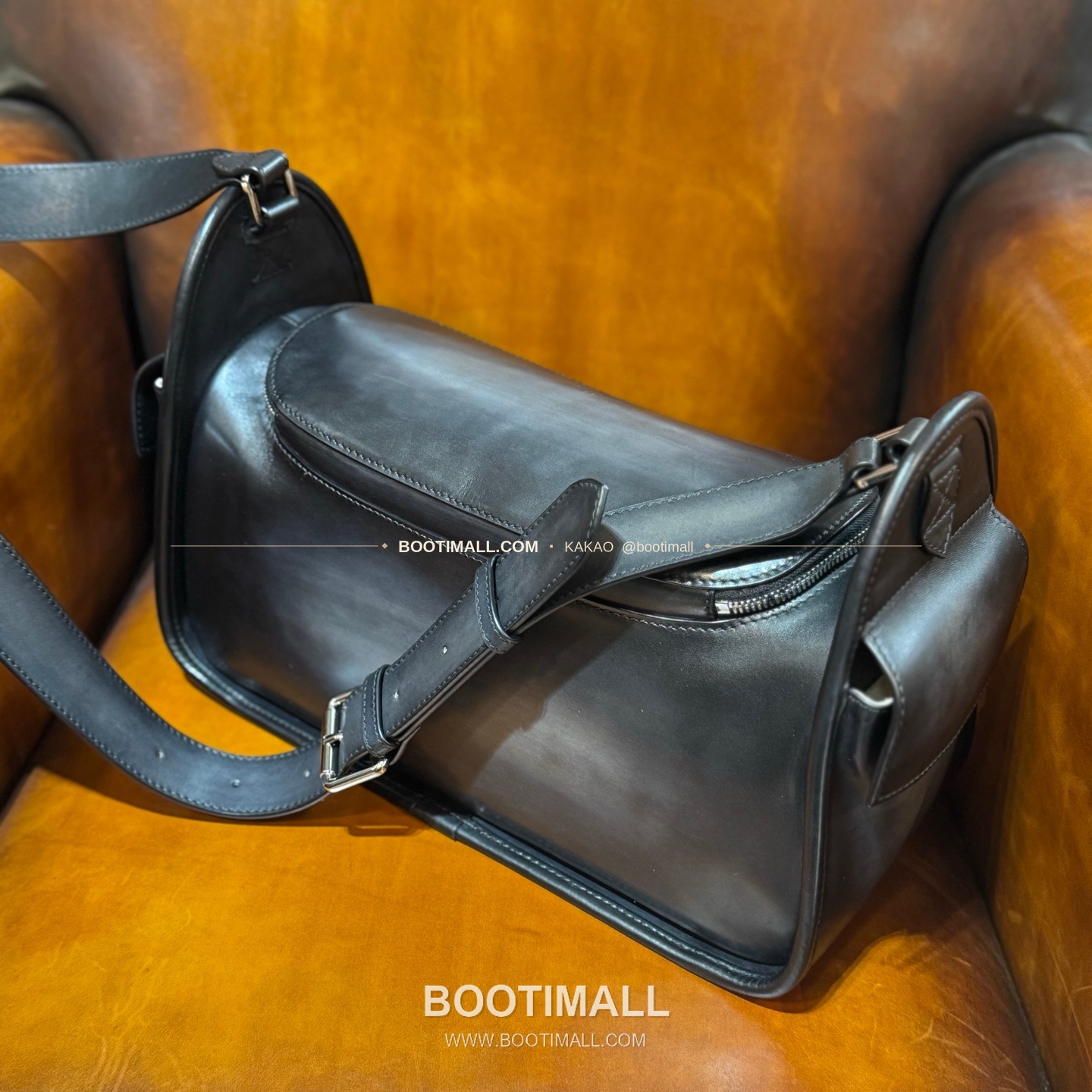 벨루티 배럴백 스크리토 캔버스 레더 화이트 메신저백 Berluti Barrel Bag Scritto Canvas Leather White Messenger Bag 37cm 4