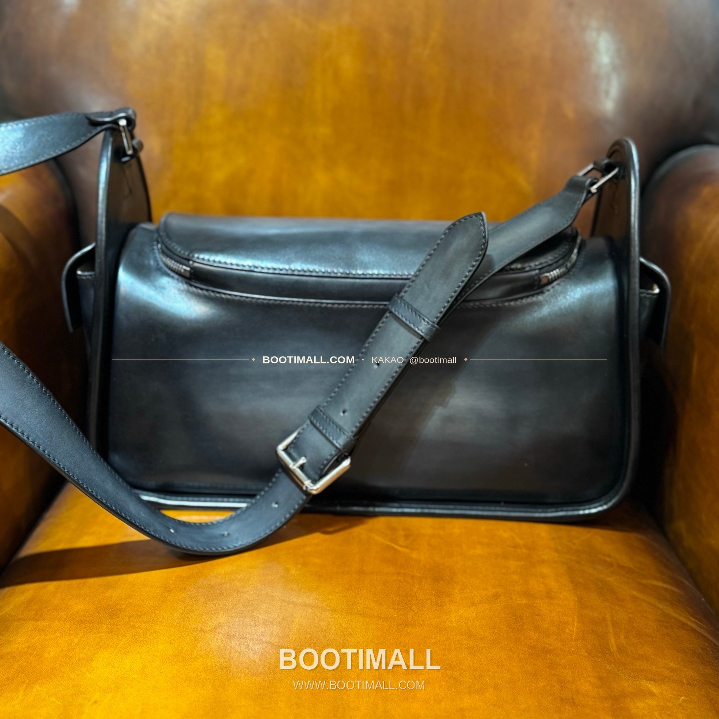 벨루티 배럴백 스크리토 캔버스 레더 화이트 메신저백 Berluti Barrel Bag Scritto Canvas Leather White Messenger Bag 37cm 5