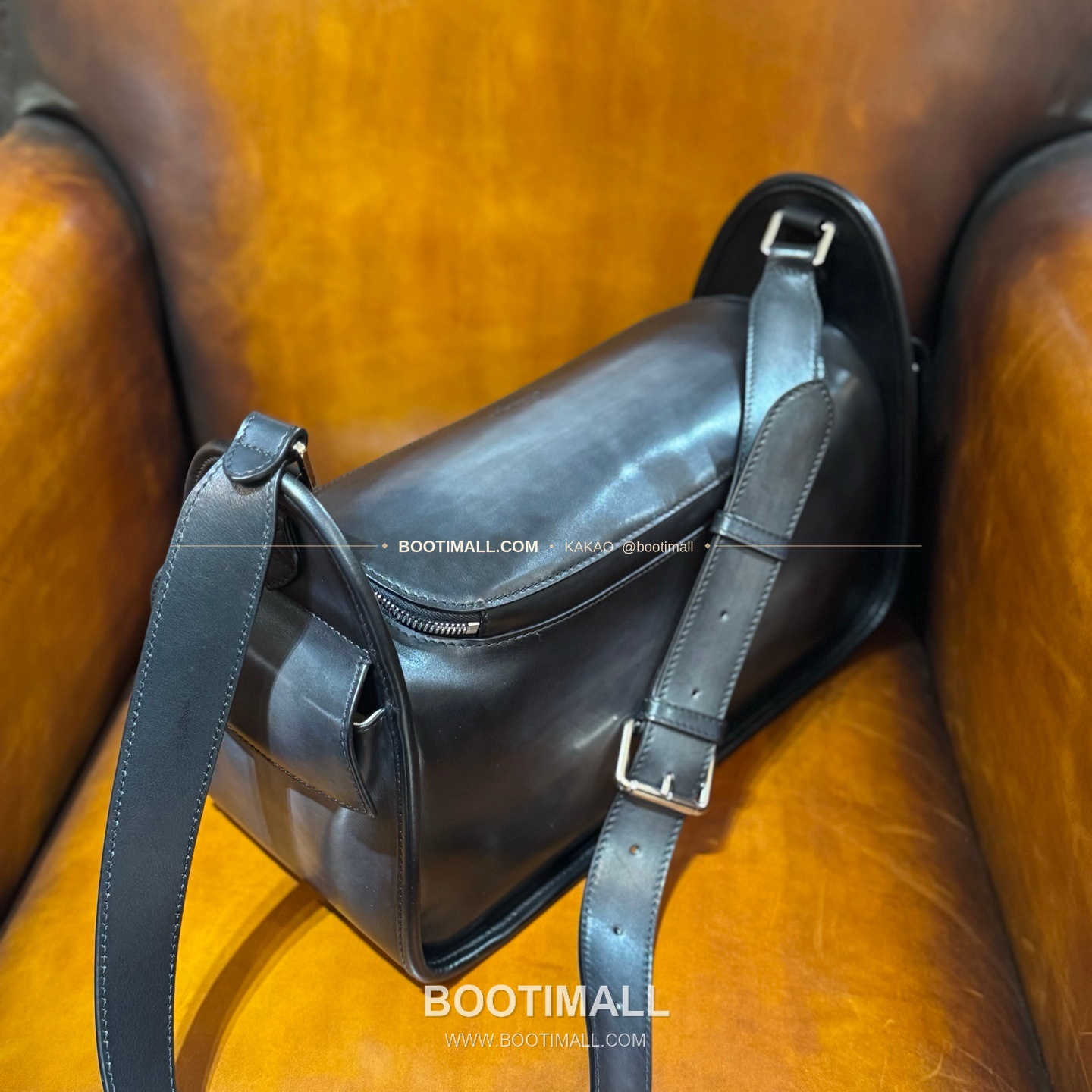 벨루티 배럴백 스크리토 캔버스 레더 화이트 메신저백 Berluti Barrel Bag Scritto Canvas Leather White Messenger Bag 37cm 6