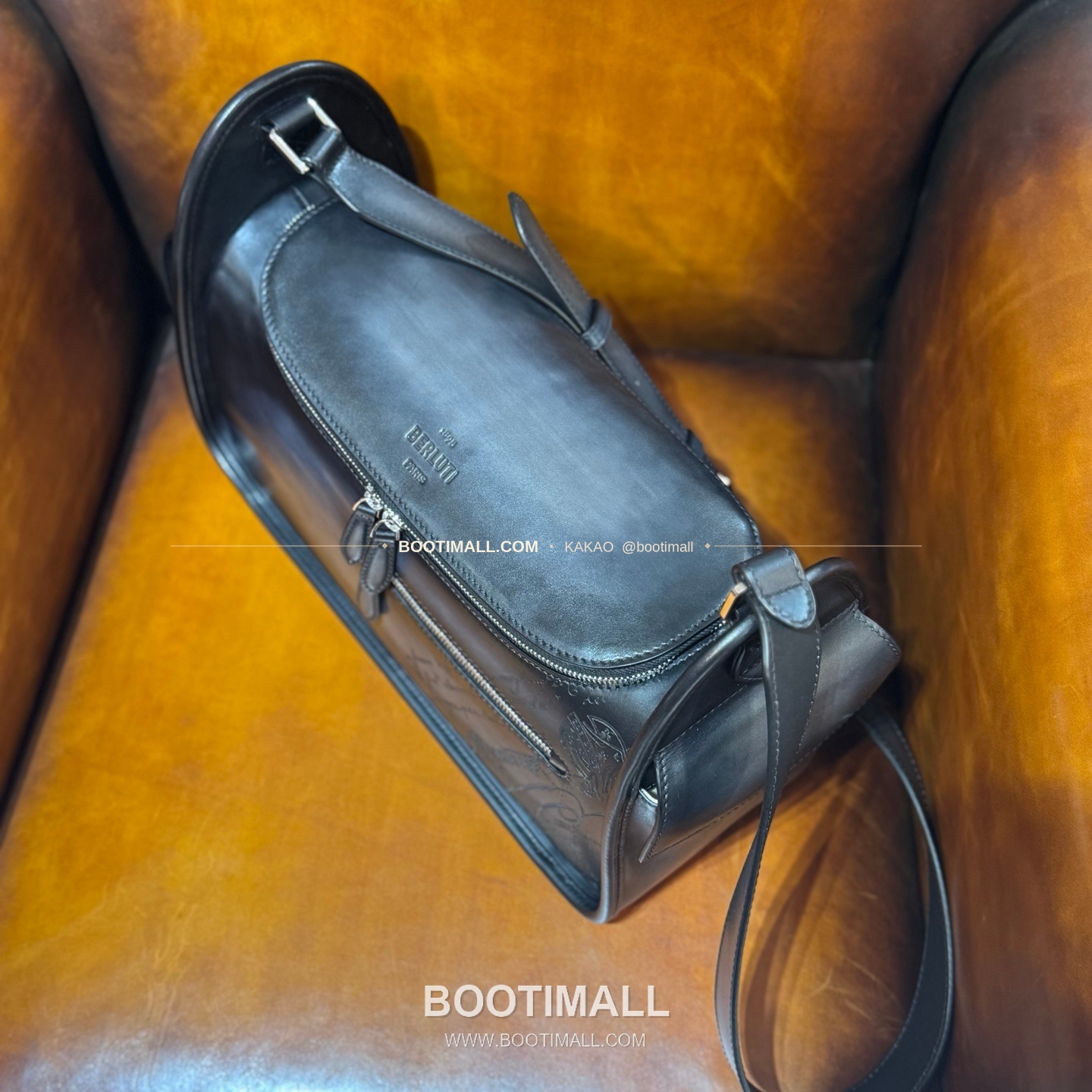 벨루티 배럴백 스크리토 캔버스 레더 화이트 메신저백 Berluti Barrel Bag Scritto Canvas Leather White Messenger Bag 37cm 7