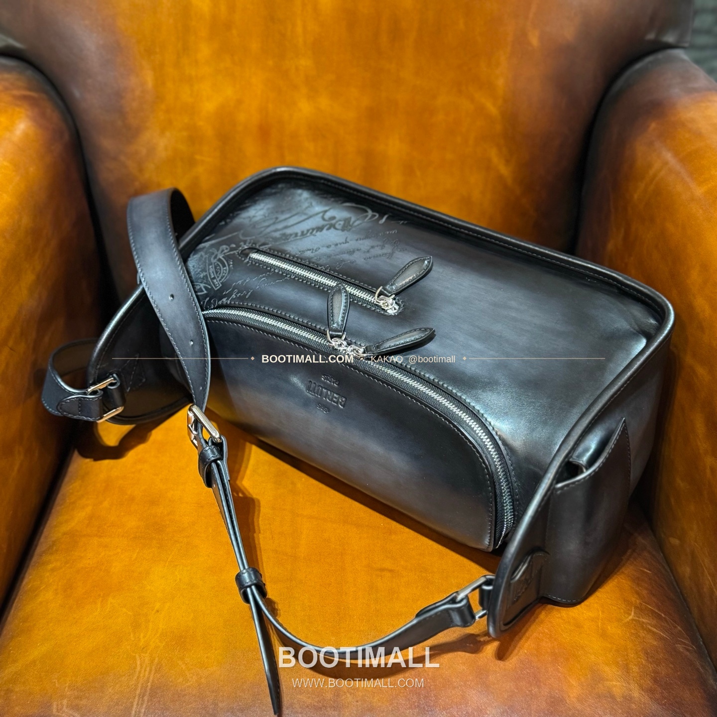 벨루티 배럴백 스크리토 캔버스 레더 화이트 메신저백 Berluti Barrel Bag Scritto Canvas Leather White Messenger Bag 37cm 8