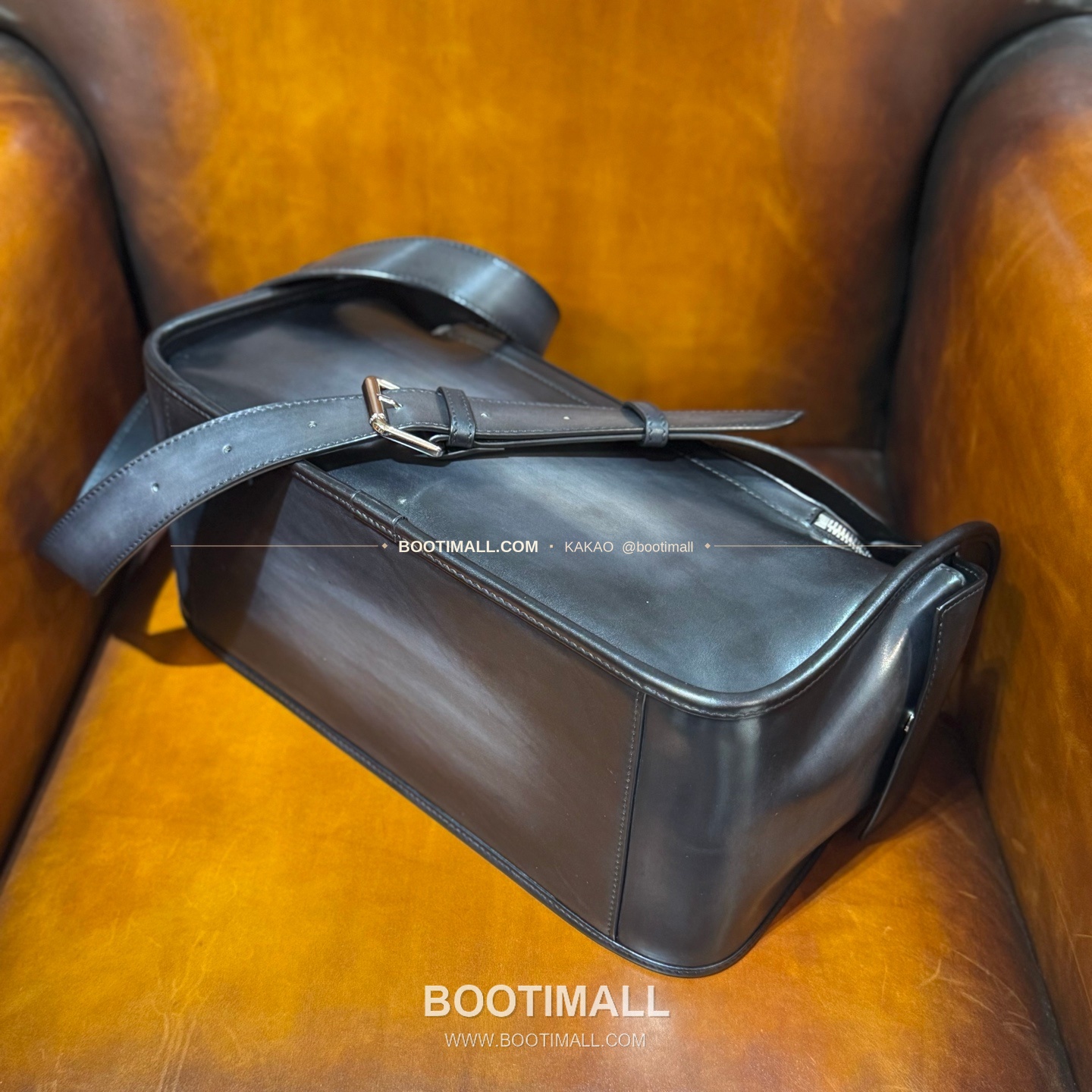 벨루티 배럴백 스크리토 캔버스 레더 화이트 메신저백 Berluti Barrel Bag Scritto Canvas Leather White Messenger Bag 37cm 9