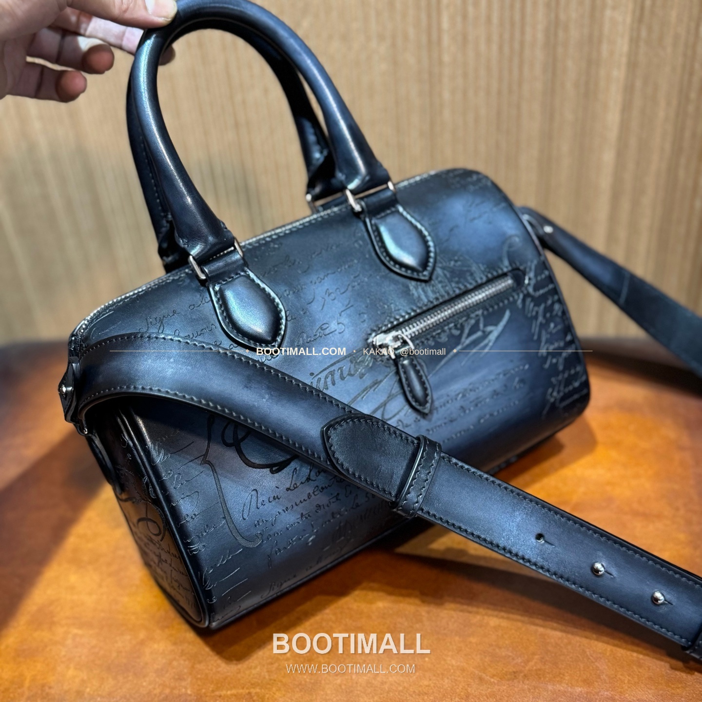 벨루티 JOUR-OFF 스크리토 파티나 레더 브라운 미니 더플백 Berluti JOUR-OFF Scritto Patina Leather Brown Mini Duffle Bag 2