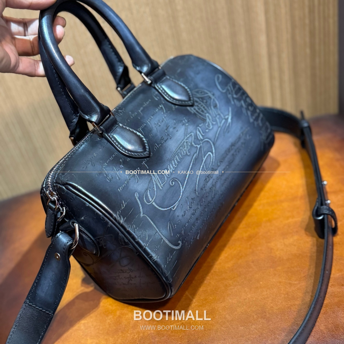 벨루티 JOUR-OFF 스크리토 파티나 레더 브라운 미니 더플백 Berluti JOUR-OFF Scritto Patina Leather Brown Mini Duffle Bag 5