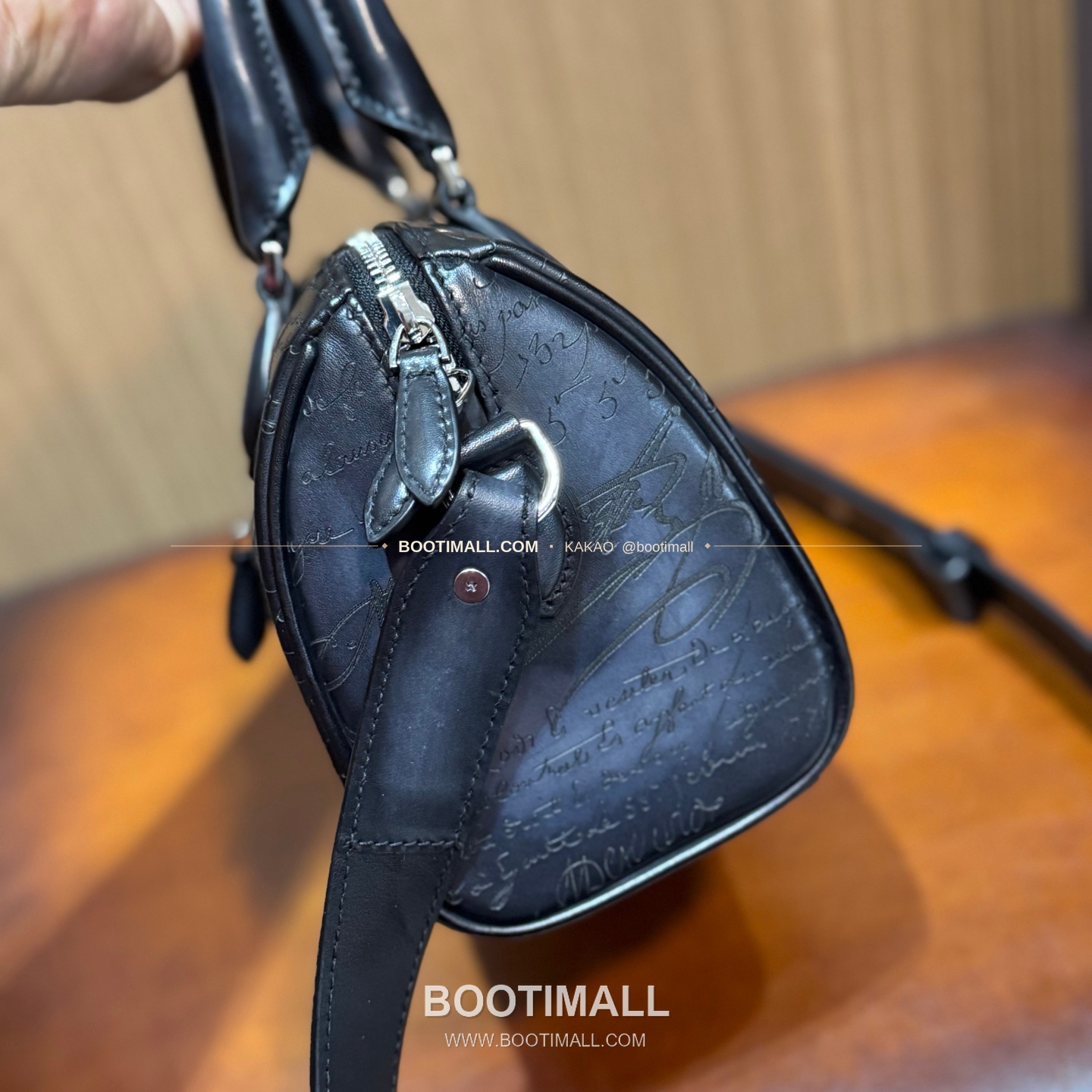 벨루티 JOUR-OFF 스크리토 파티나 레더 브라운 미니 더플백 Berluti JOUR-OFF Scritto Patina Leather Brown Mini Duffle Bag 7