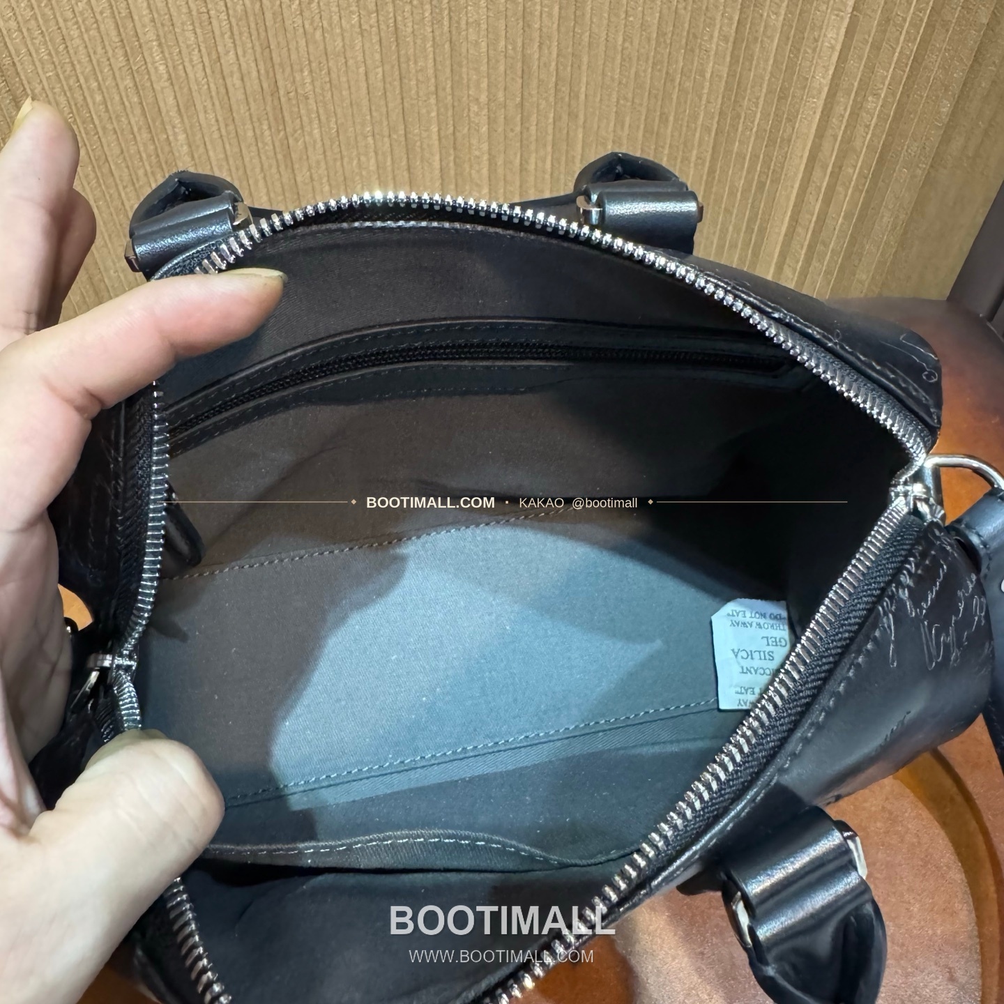 벨루티 JOUR-OFF 스크리토 파티나 레더 브라운 미니 더플백 Berluti JOUR-OFF Scritto Patina Leather Brown Mini Duffle Bag 10