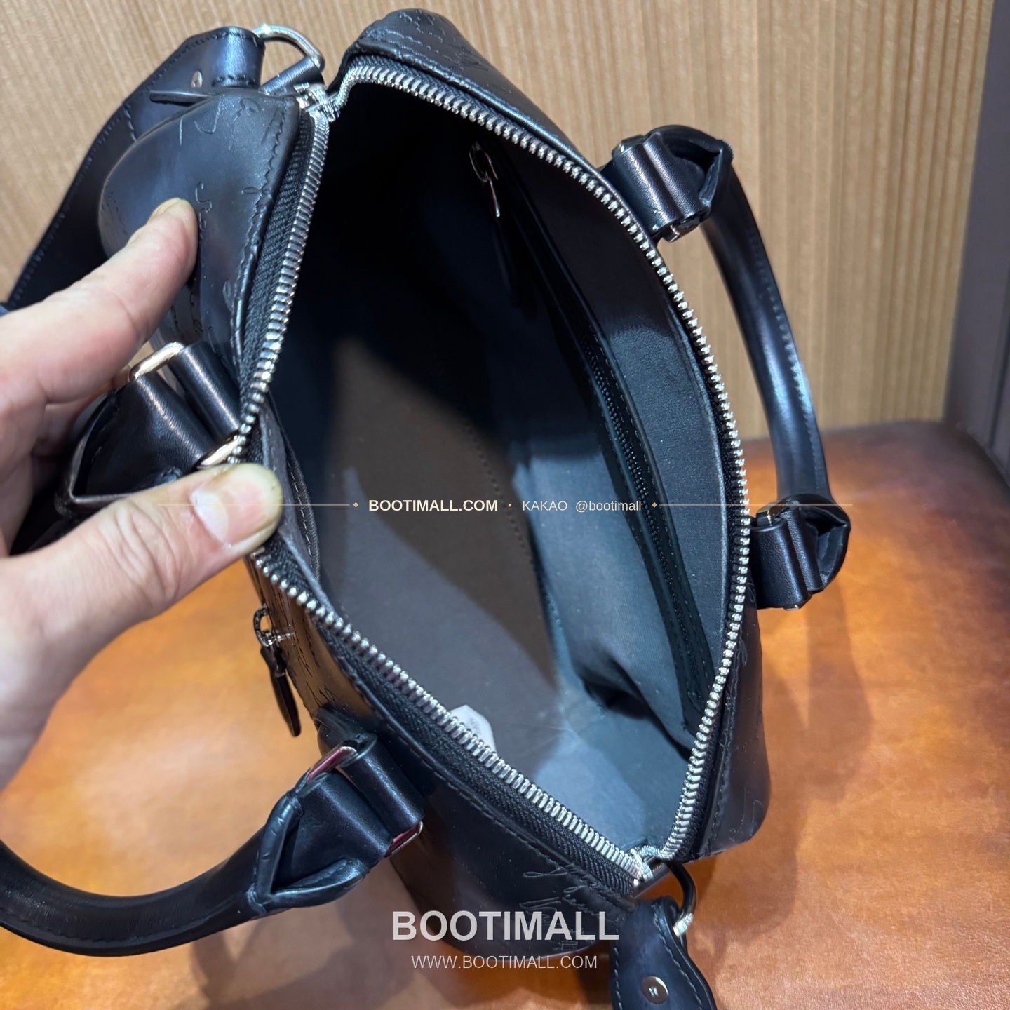 벨루티 JOUR-OFF 스크리토 파티나 레더 브라운 미니 더플백 Berluti JOUR-OFF Scritto Patina Leather Brown Mini Duffle Bag 11