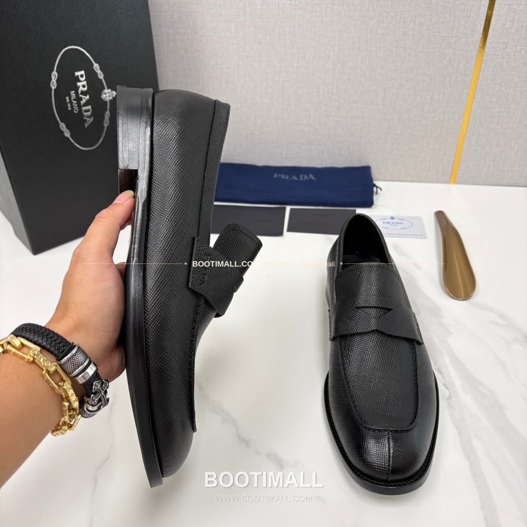 프라다 사피아노 송아지가죽 로고 로퍼 Prada Saffiano Calfskin Logo Loafers 4