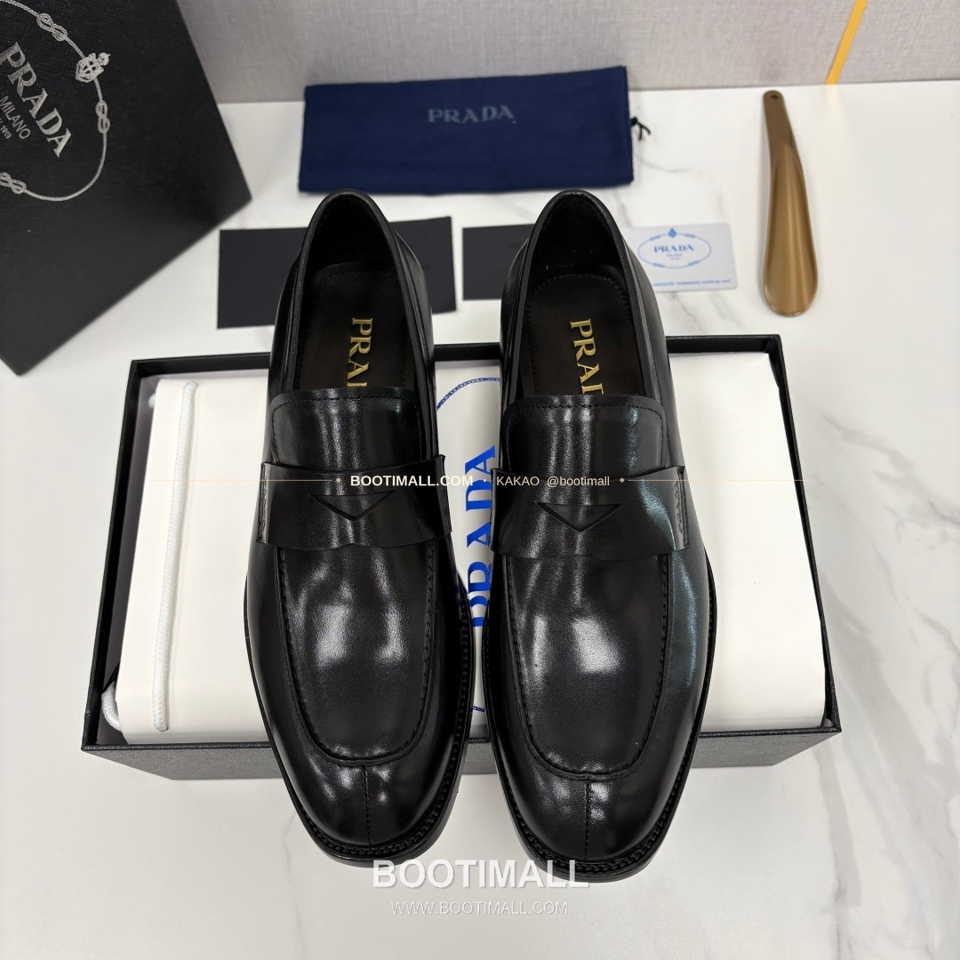 프라다 유광 송아지가죽 로고 스트랩 로퍼 Prada Saffiano Calfskin Logo Strap Loafers 1