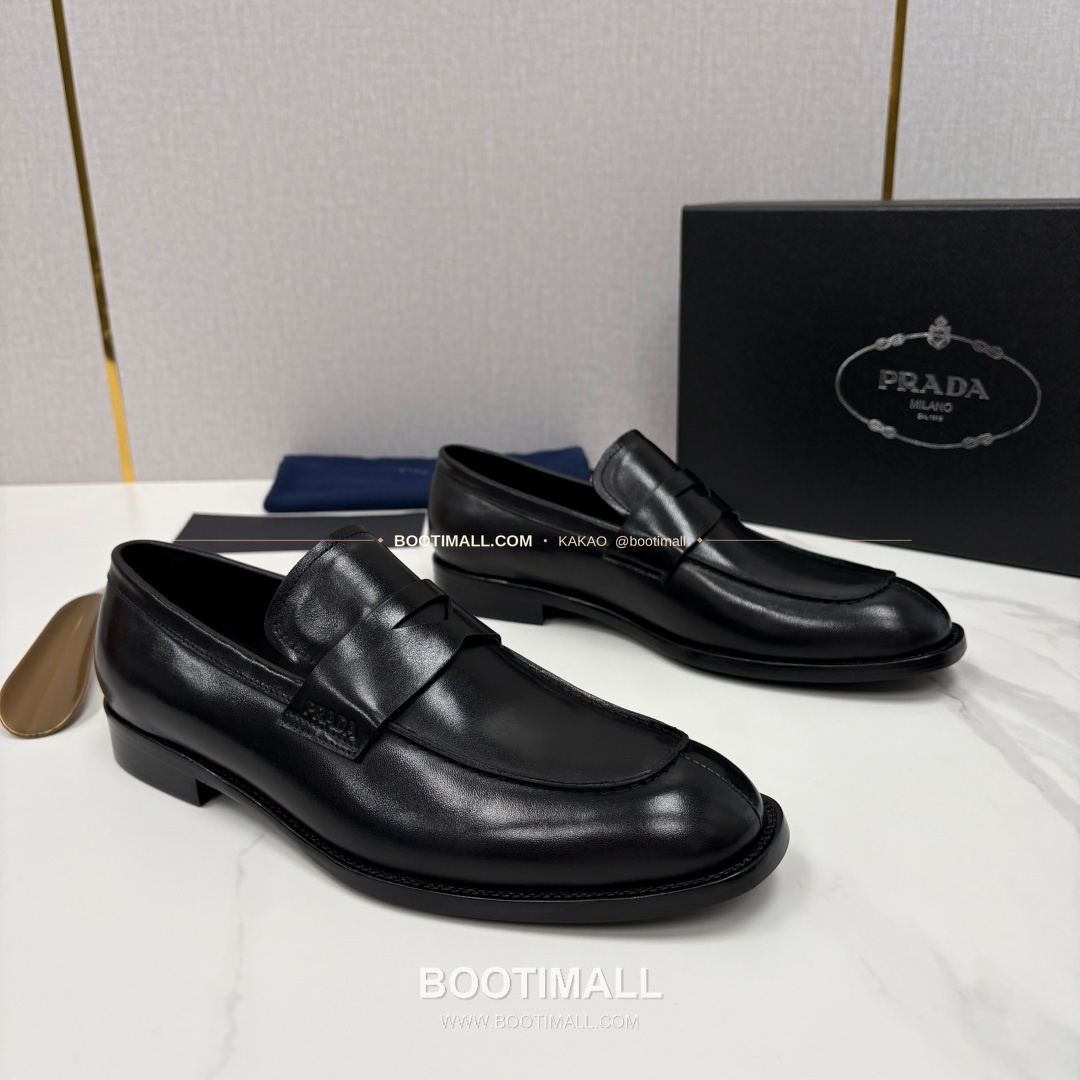 프라다 유광 송아지가죽 로고 스트랩 로퍼 Prada Saffiano Calfskin Logo Strap Loafers 2