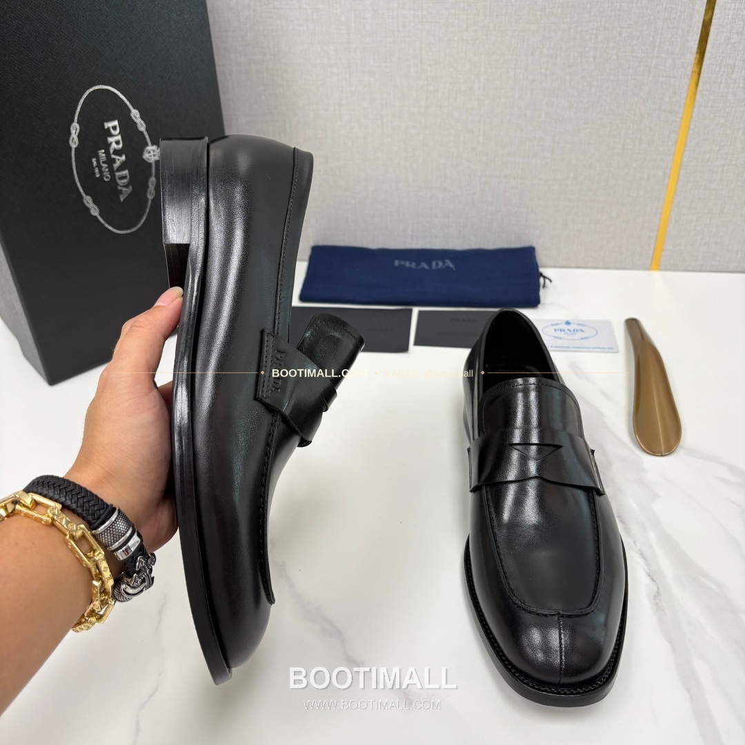 프라다 유광 송아지가죽 로고 스트랩 로퍼 Prada Saffiano Calfskin Logo Strap Loafers 4