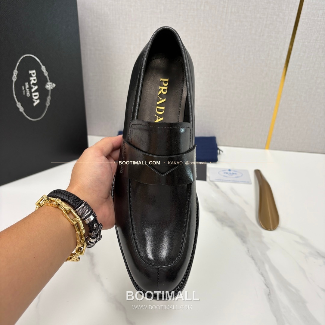 프라다 유광 송아지가죽 로고 스트랩 로퍼 Prada Saffiano Calfskin Logo Strap Loafers 5