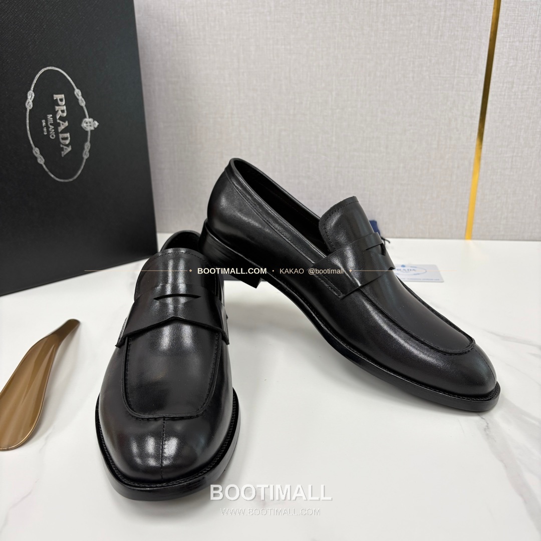 프라다 유광 송아지가죽 로고 스트랩 로퍼 Prada Saffiano Calfskin Logo Strap Loafers 7
