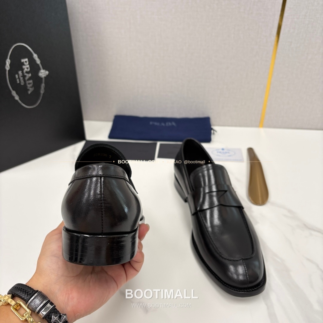 프라다 유광 송아지가죽 로고 스트랩 로퍼 Prada Saffiano Calfskin Logo Strap Loafers 8