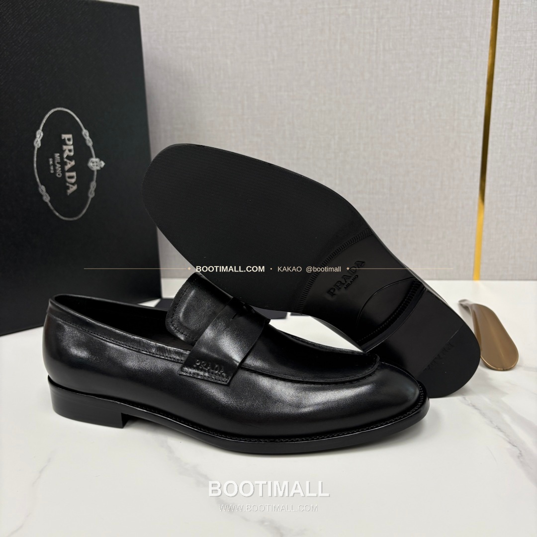 프라다 유광 송아지가죽 로고 스트랩 로퍼 Prada Saffiano Calfskin Logo Strap Loafers 9