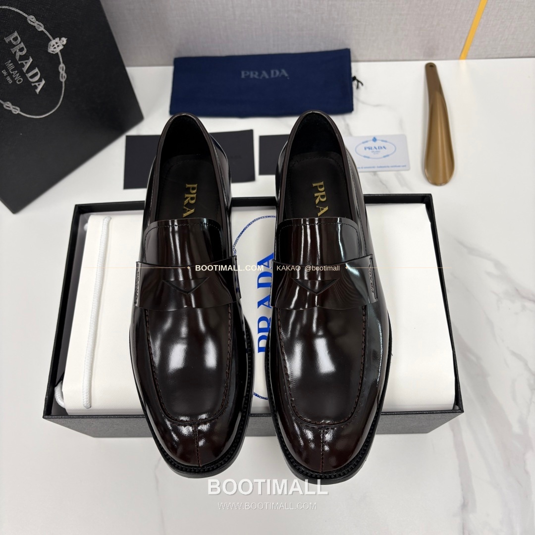 프라다 유광 송아지가죽 로고 스트랩 로퍼 Prada Saffiano Calfskin Logo Strap Loafers 1