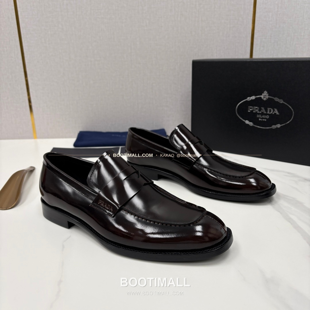 프라다 유광 송아지가죽 로고 스트랩 로퍼 Prada Saffiano Calfskin Logo Strap Loafers 2