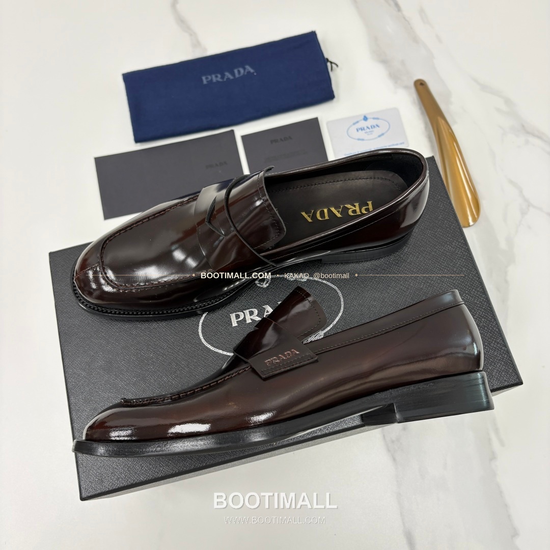 프라다 유광 송아지가죽 로고 스트랩 로퍼 Prada Saffiano Calfskin Logo Strap Loafers 3