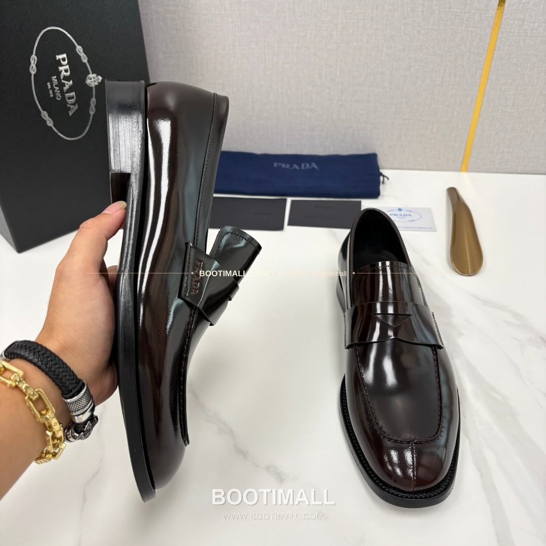 프라다 유광 송아지가죽 로고 스트랩 로퍼 Prada Saffiano Calfskin Logo Strap Loafers 4